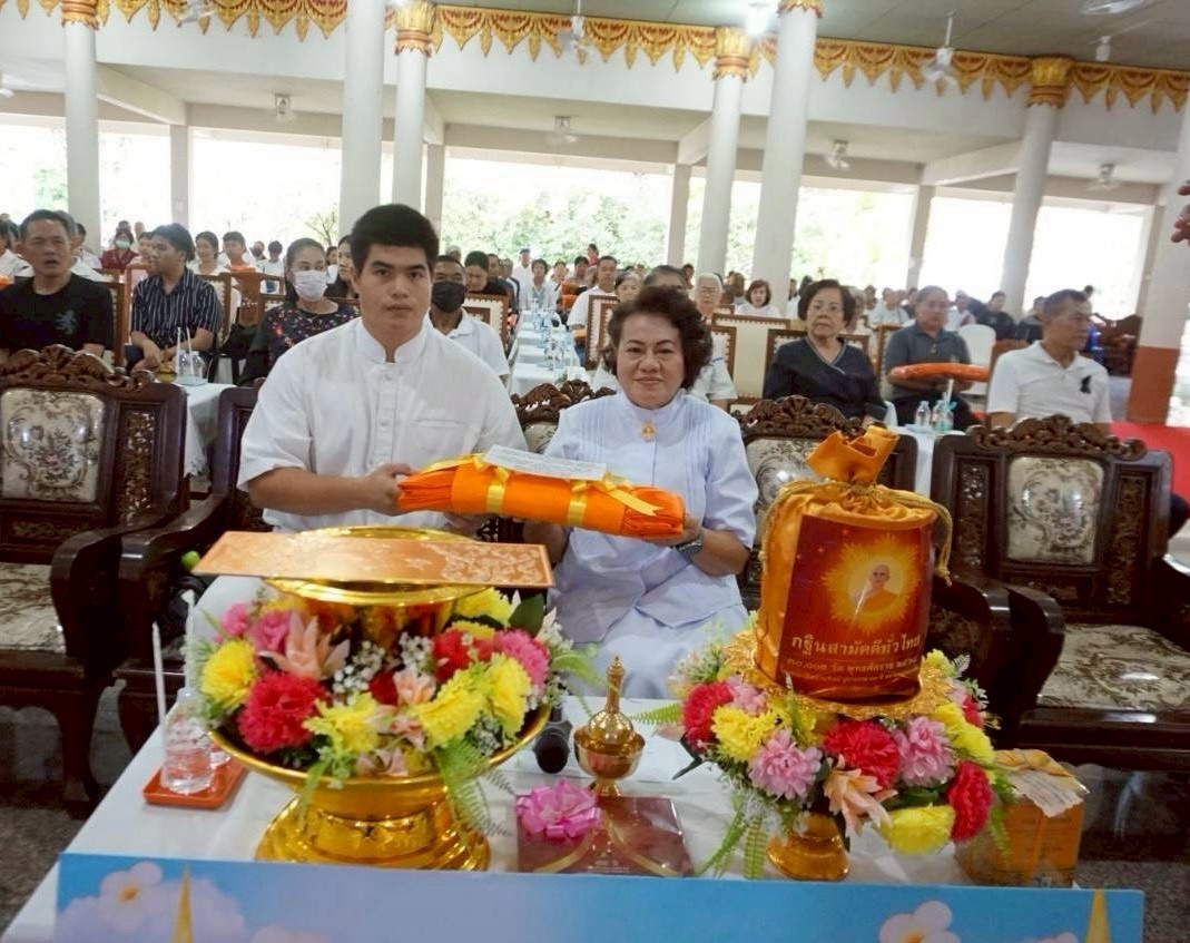 ภาพหมู่ถือพานถวายปัจจัยวัดราษฎร์เจริญ