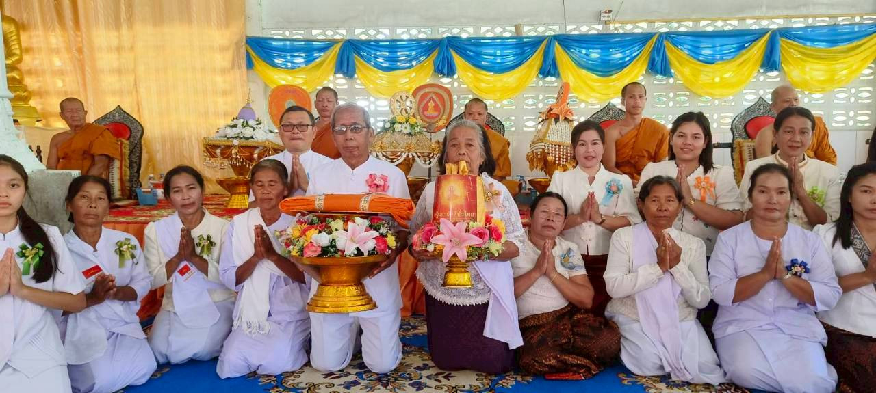 ภาพหมู่ถือพานถวายปัจจัยวัดโนนธรรมาวาส