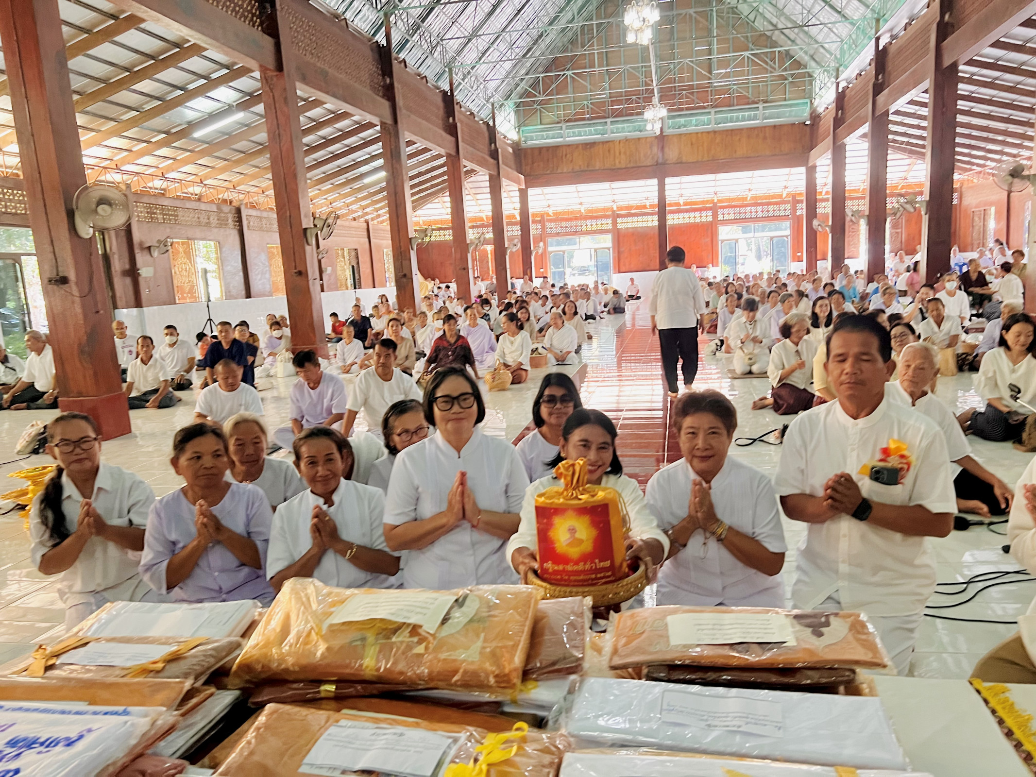 ภาพการถวายปัจจัยวัดเก่าน้อย