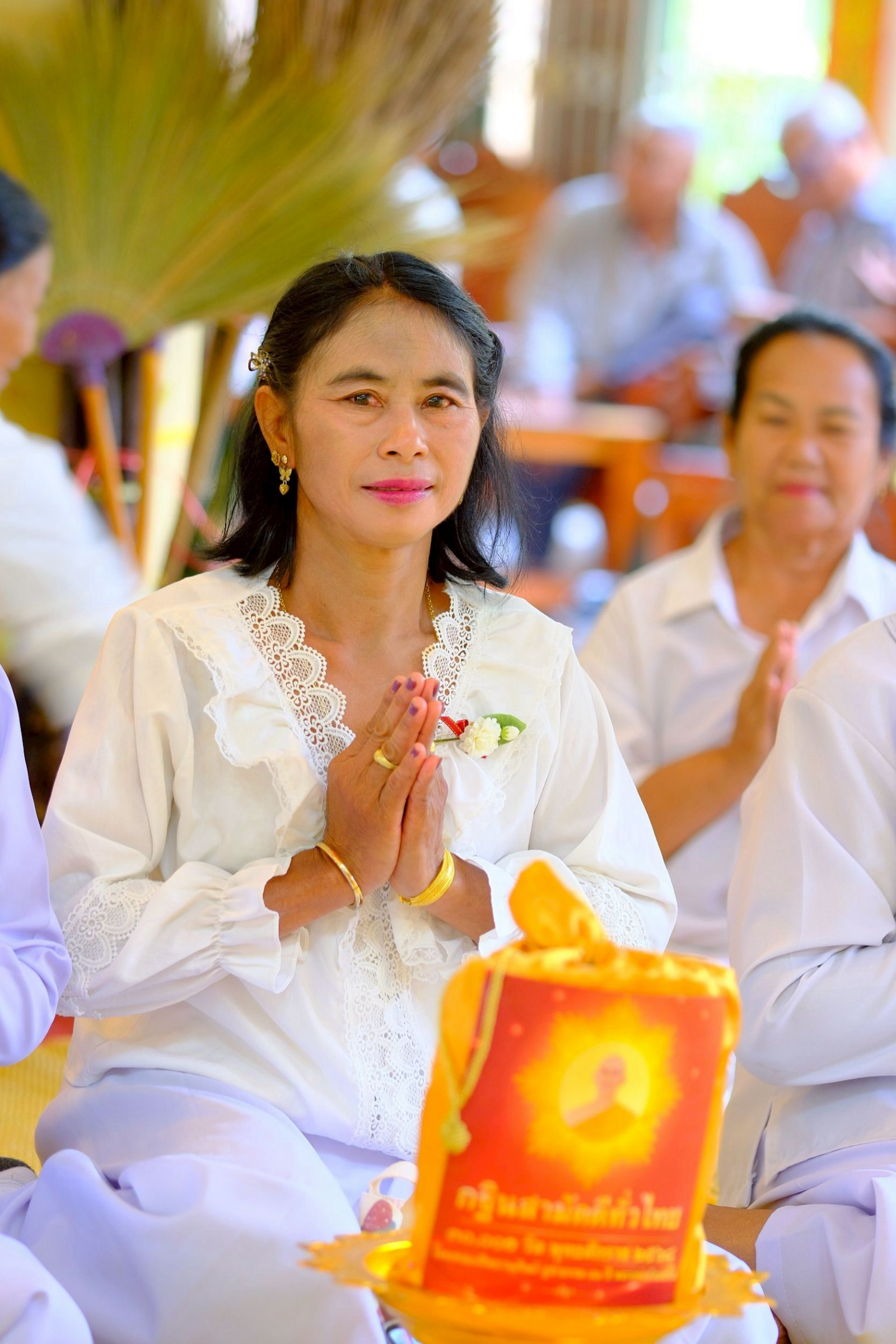 ภาพหมู่ถือพานถวายปัจจัยวัดดอนชาด