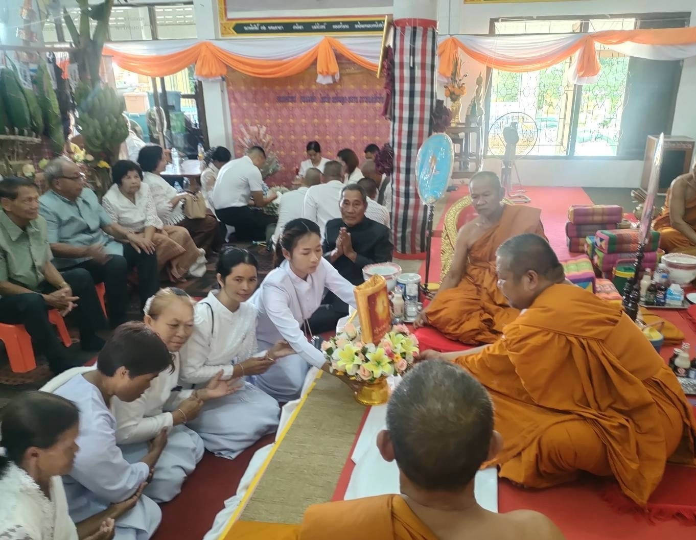 ภาพการถวายปัจจัยวัดบ้านถ่อน