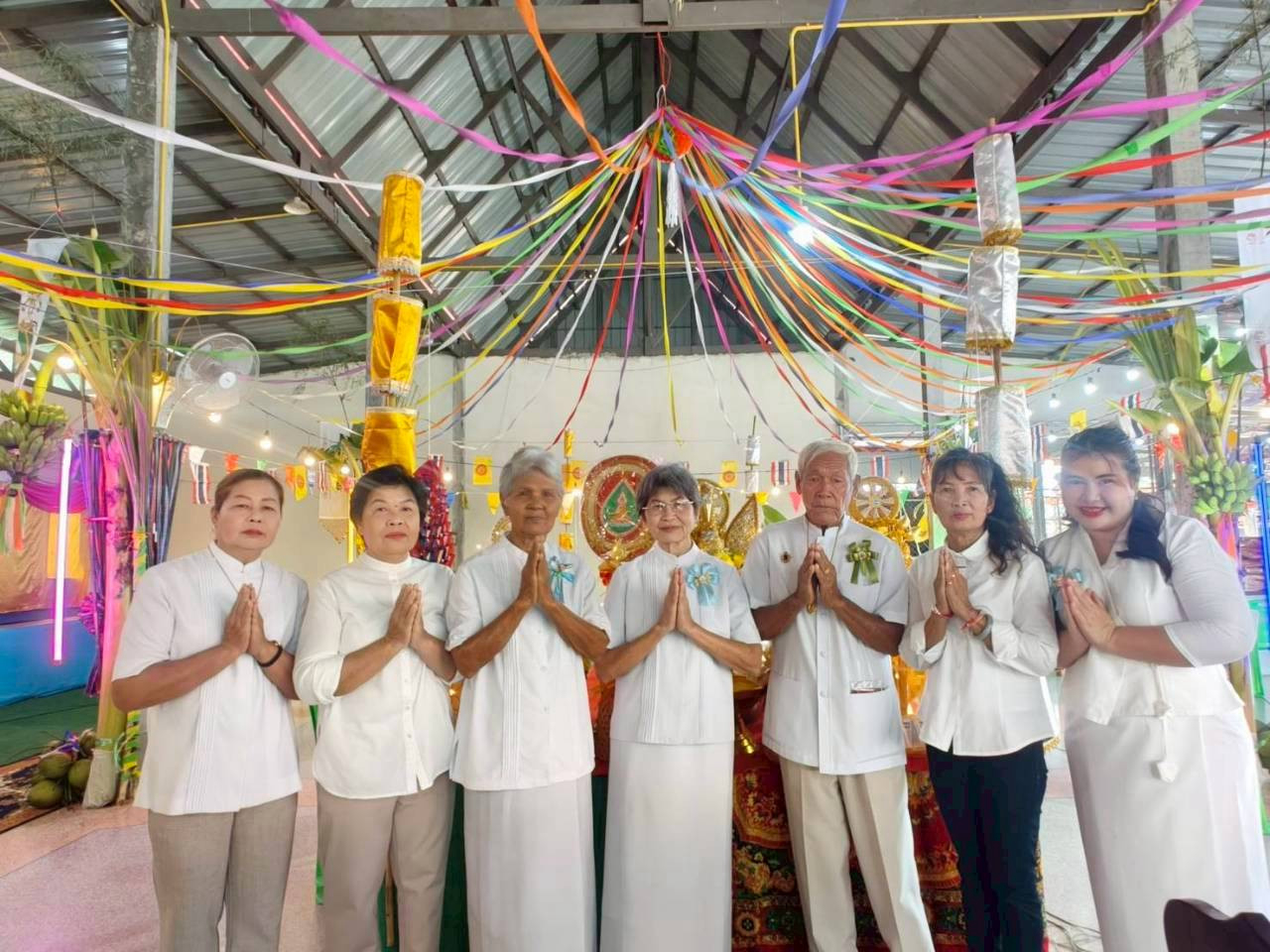 ภาพหมู่ถือพานถวายปัจจัยสำนักสงฆ์หนองหัวแรด