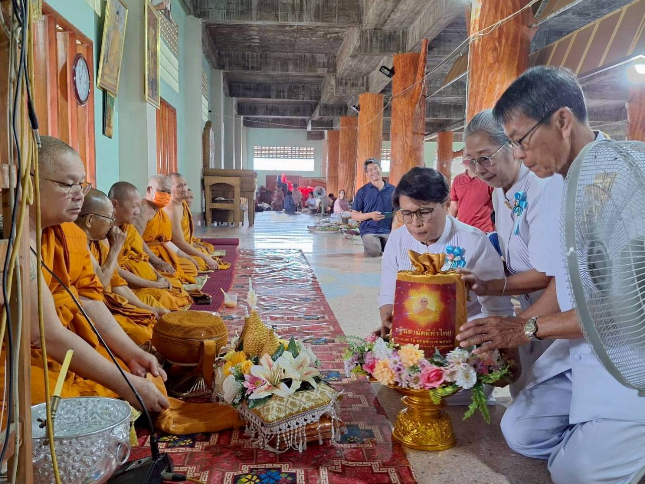 ภาพการถวายปัจจัยวัดหนองไม้แก่น