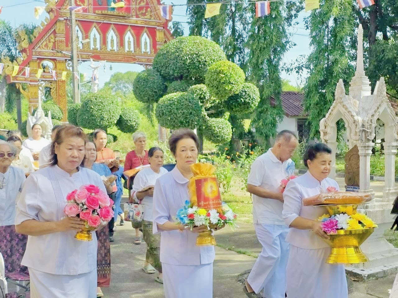 ภาพหมู่ถือพานถวายปัจจัยวัดท่ากกแห่