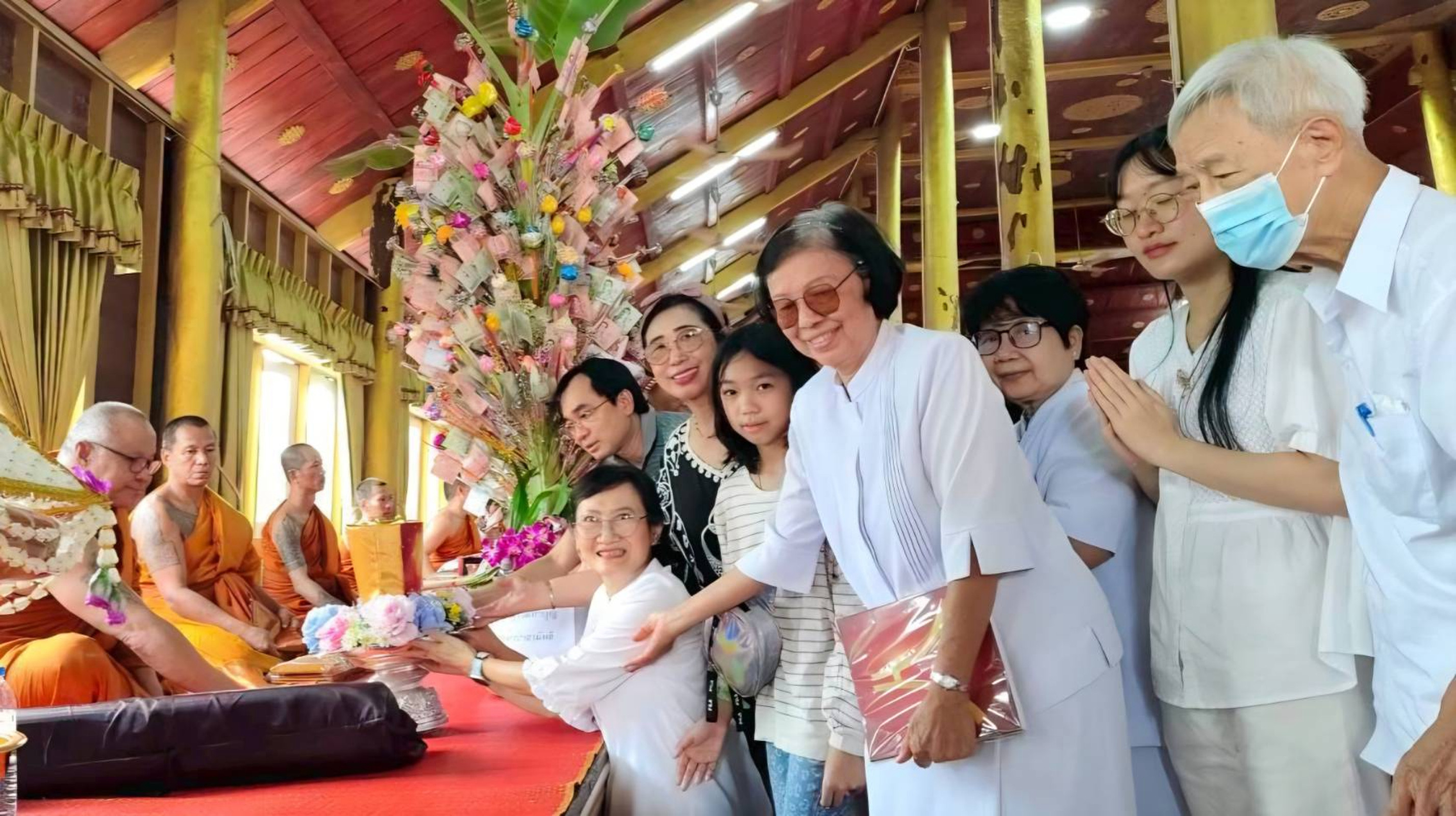 ภาพการถวายปัจจัยวัดสุทธาวาส