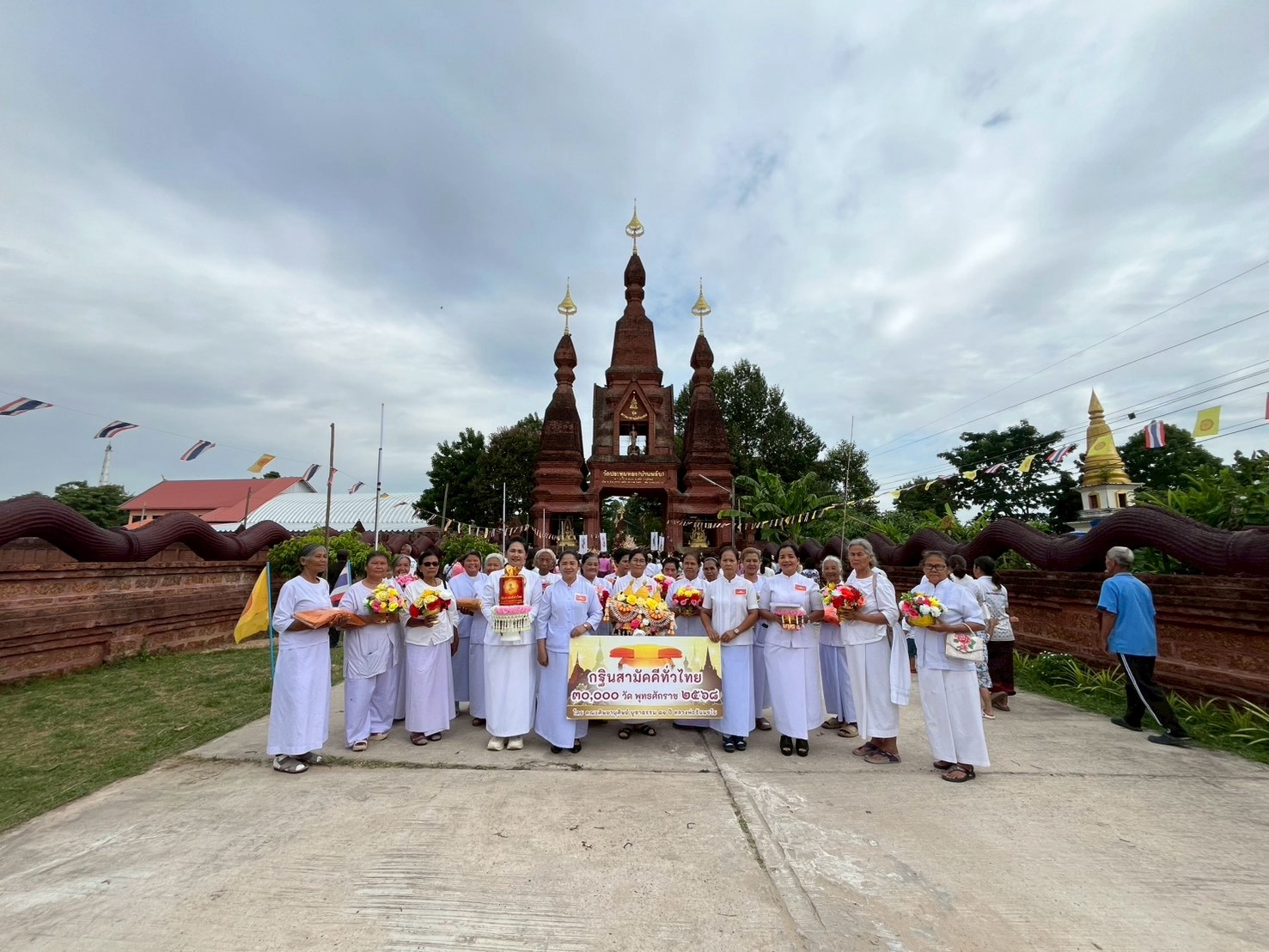 ภาพหมู่ถือพานถวายปัจจัยวัดประทุมทอง (บ้านพลับ)