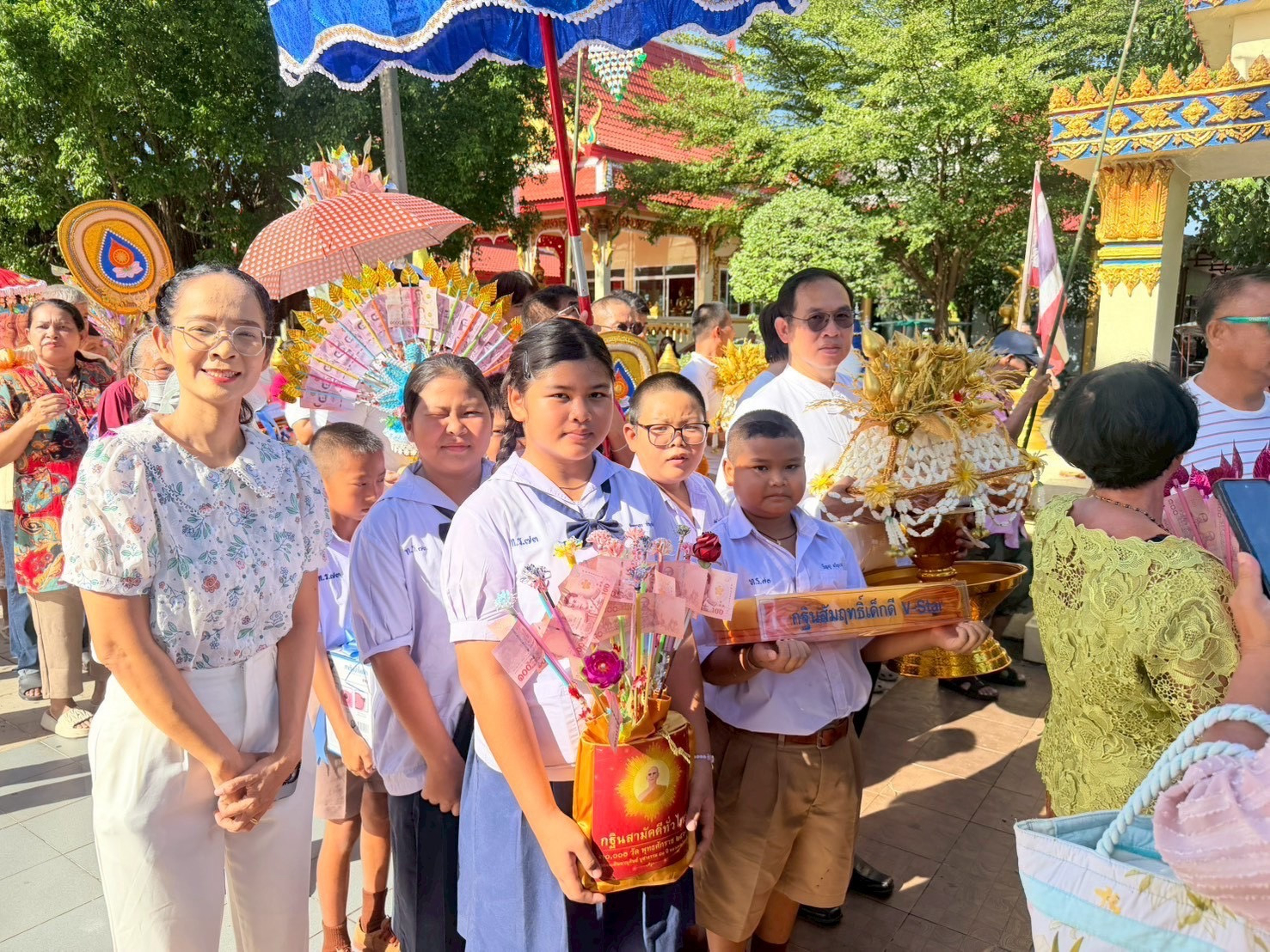 ภาพหมู่ถือพานถวายปัจจัยวัดดอนเปร็ง