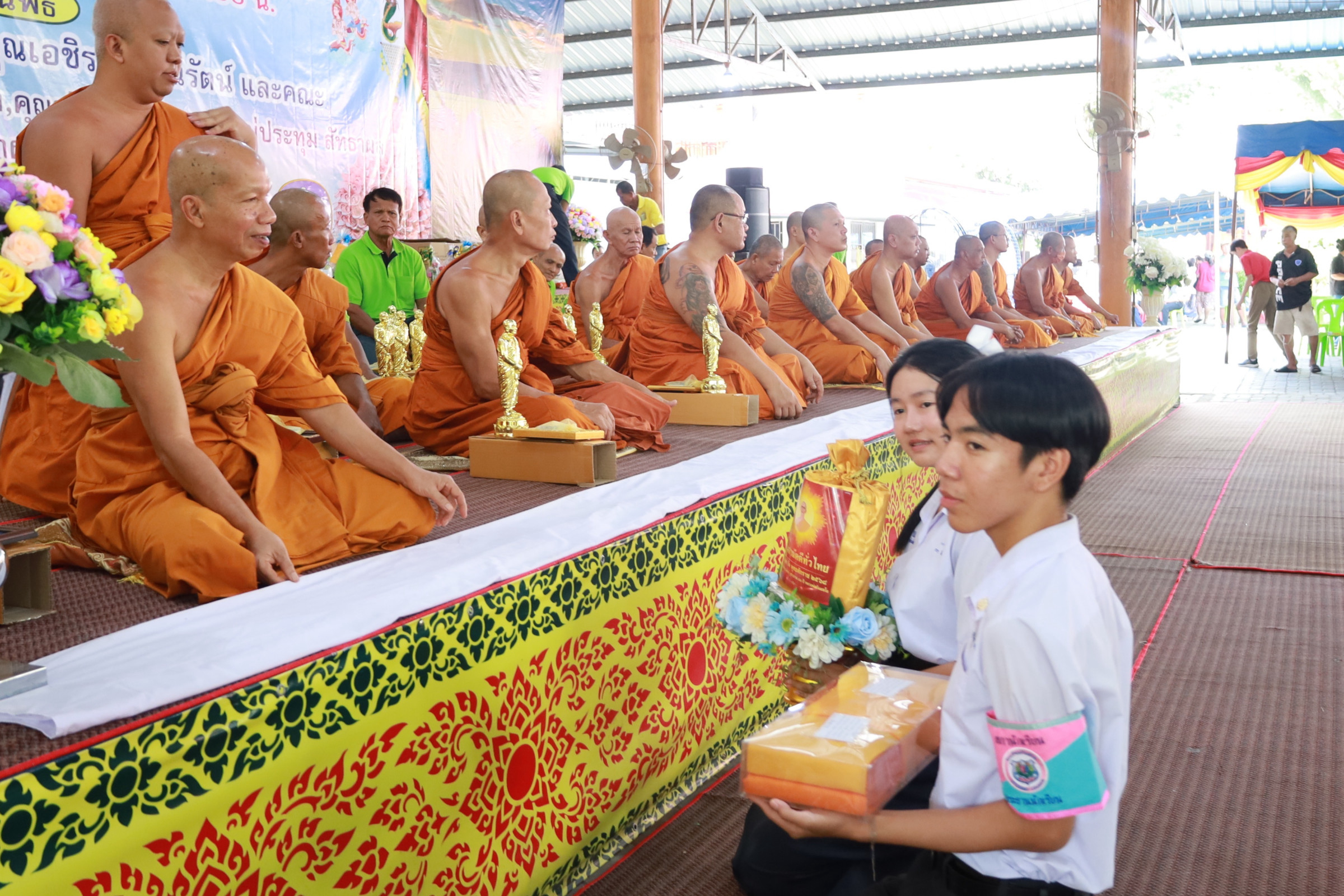 ภาพการถวายปัจจัยวัดบ้านค่าย