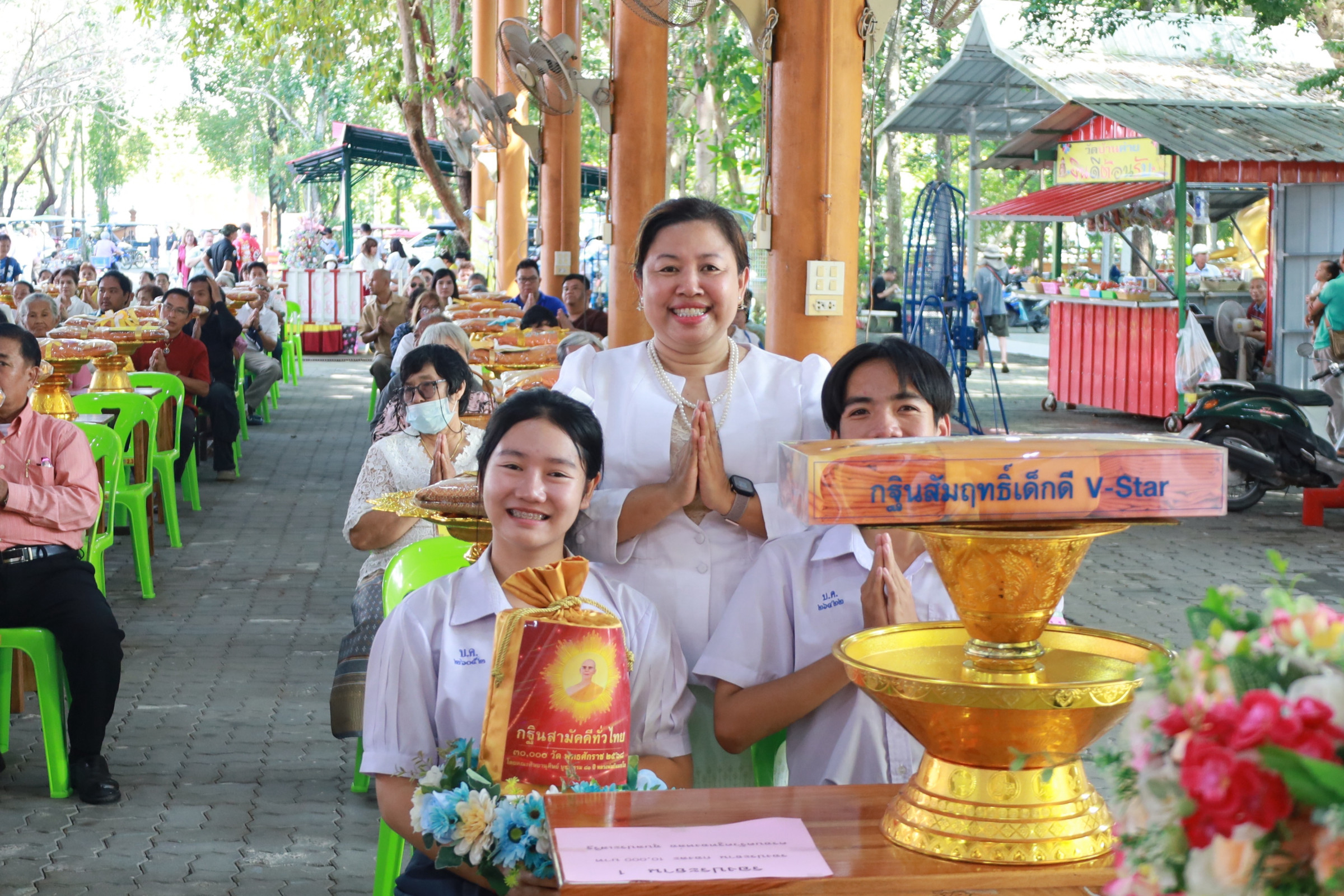 ภาพหมู่ถือพานถวายปัจจัยวัดบ้านค่าย