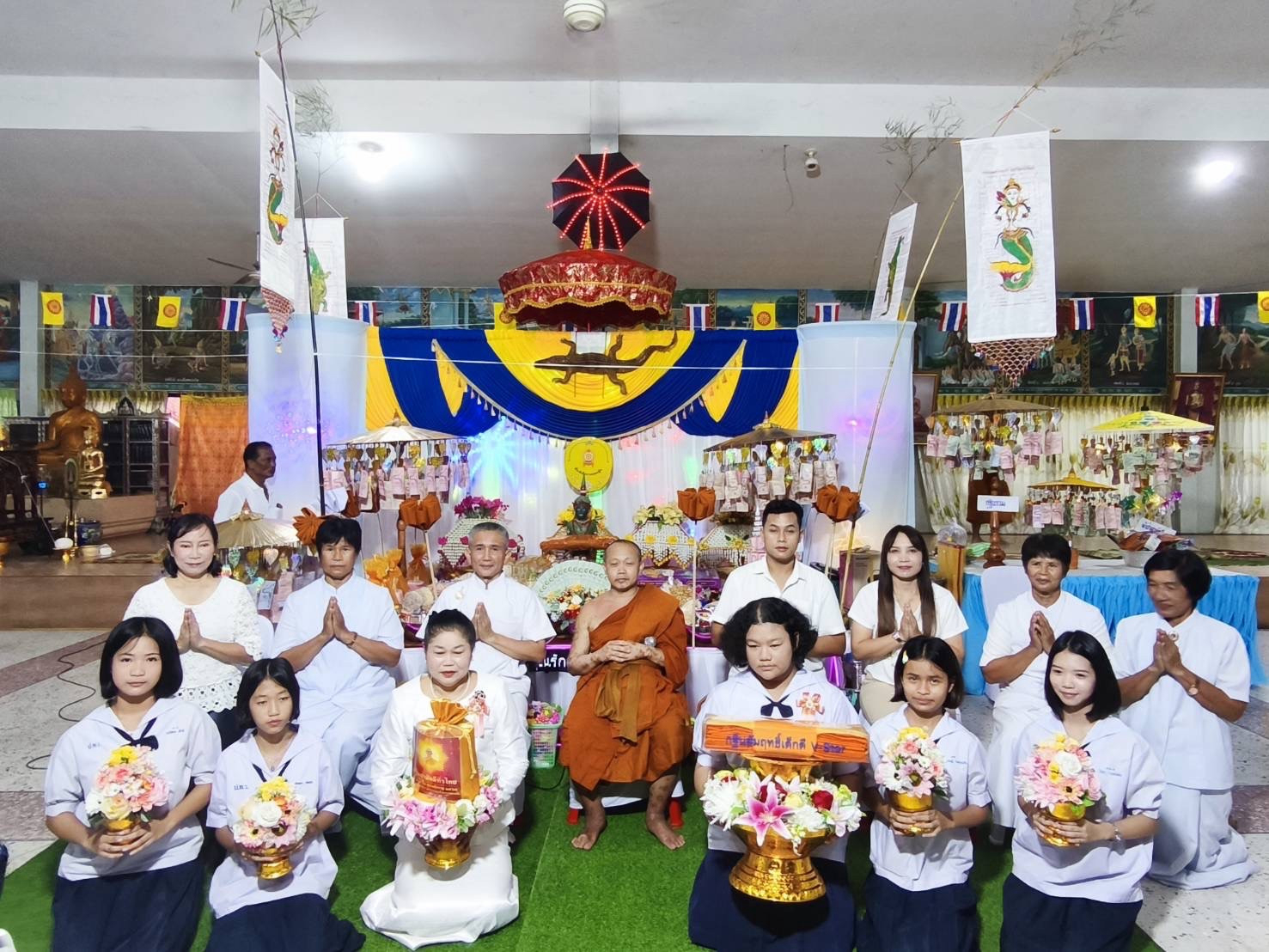 ภาพหมู่ถือพานถวายปัจจัยวัดปทุมาวาส