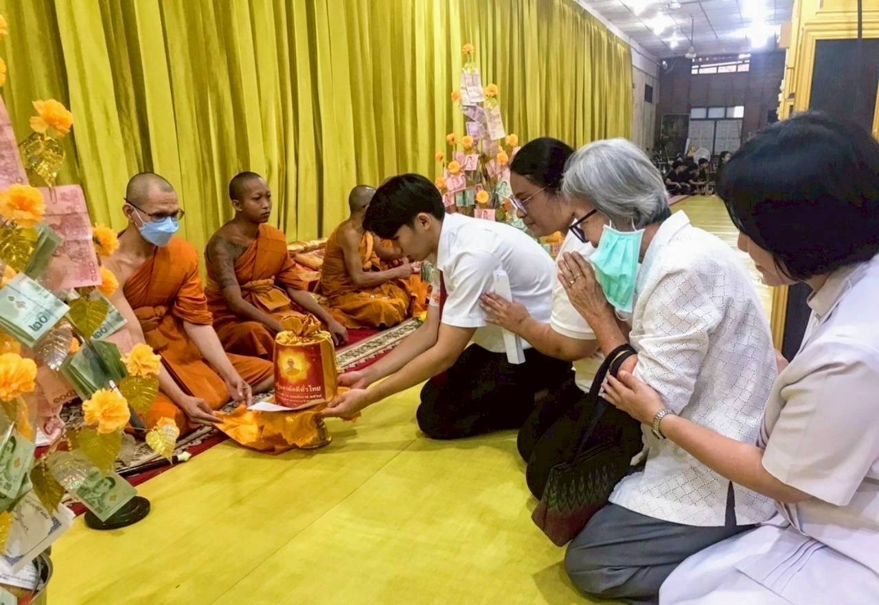 ภาพการถวายปัจจัยวัดบ้านดอน