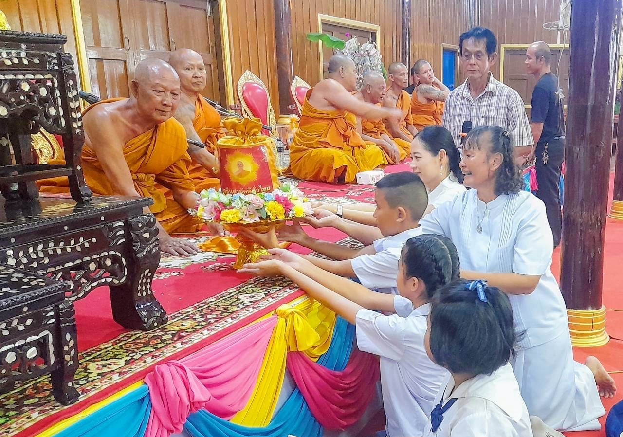 ภาพการถวายปัจจัยวัดห้วยทับมอญ