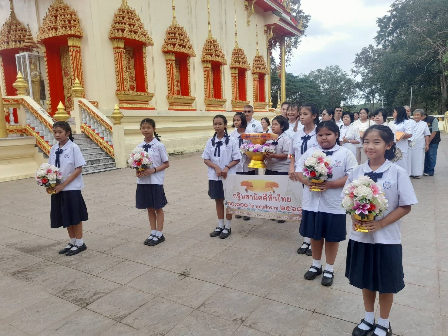 ภาพร่วมขบวนกฐินวัดห้วยทับมอญ