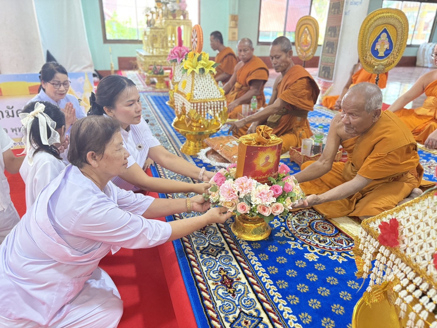 ภาพการถวายปัจจัยวัดสิงห์ทอง