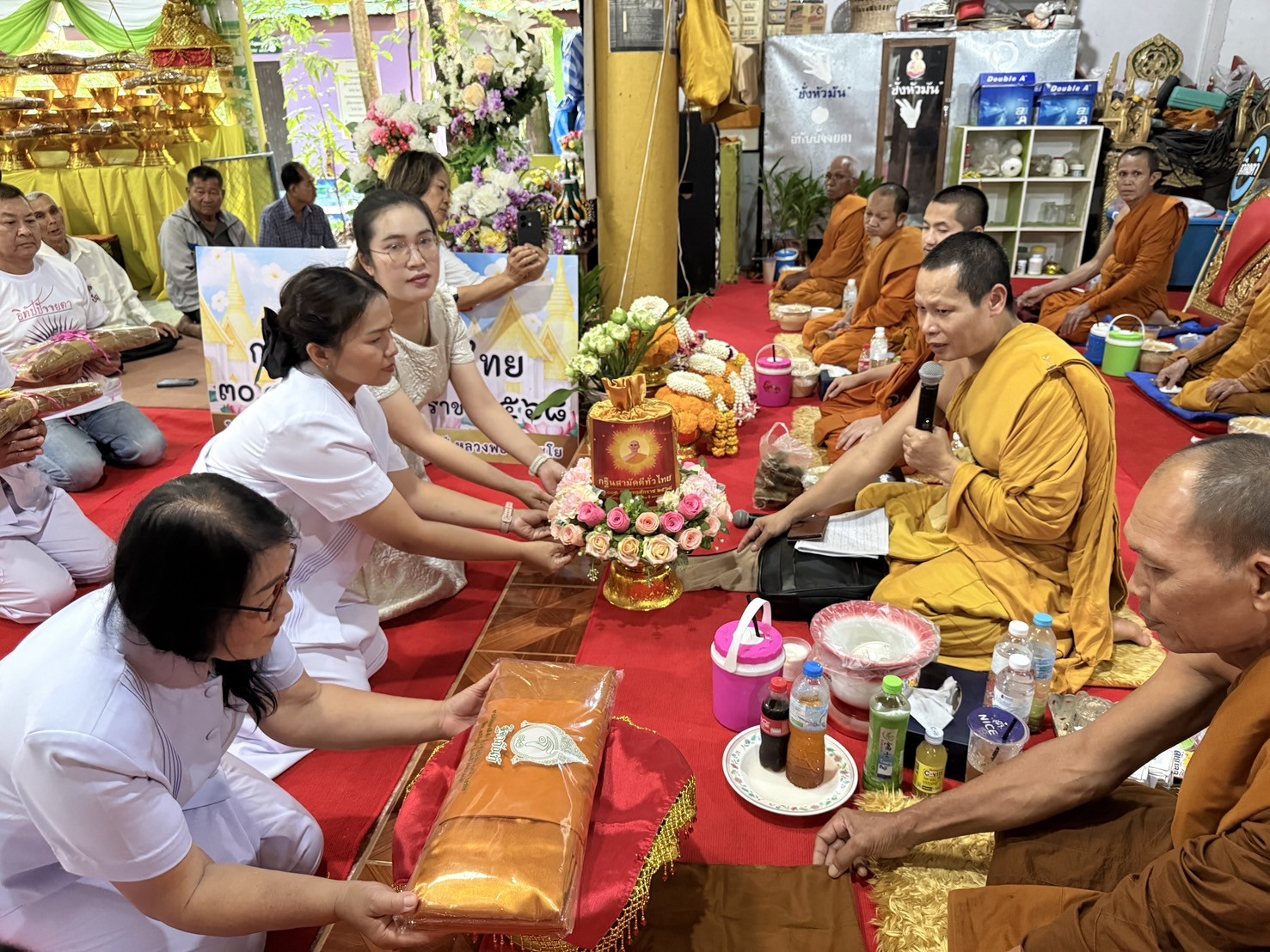 ภาพการถวายปัจจัยวัดจันทร์ลัป