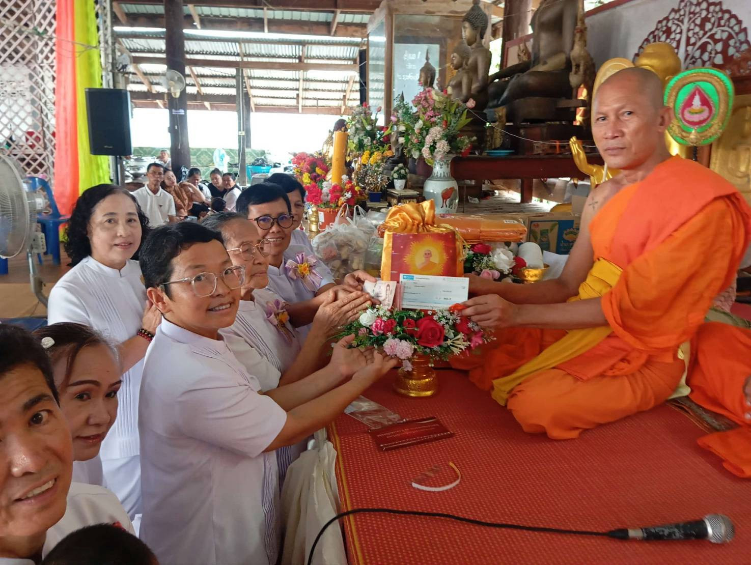 ภาพการถวายปัจจัยวัดวังตะคร้อ