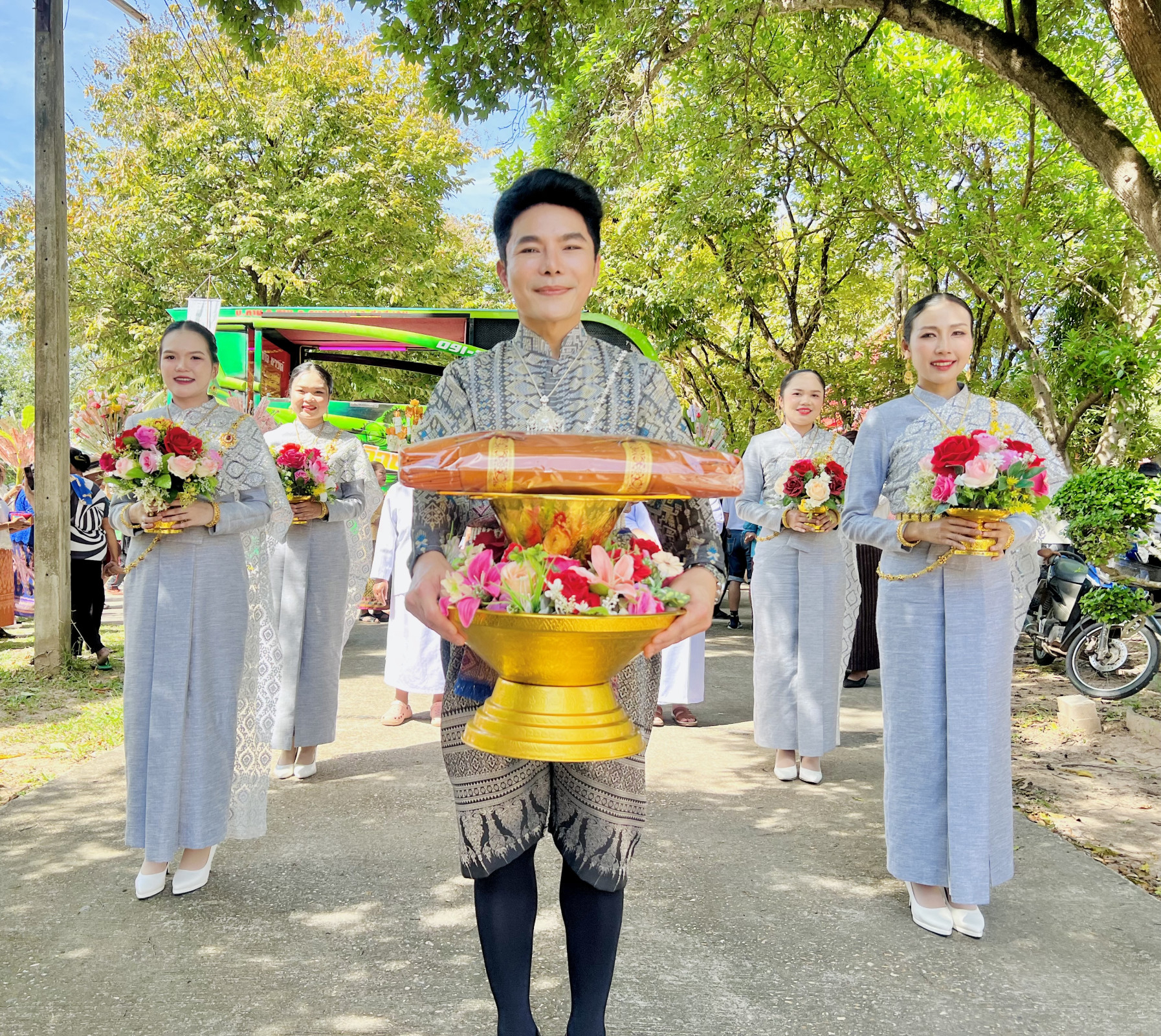 ภาพร่วมขบวนกฐินวัดห้วยขะยุง