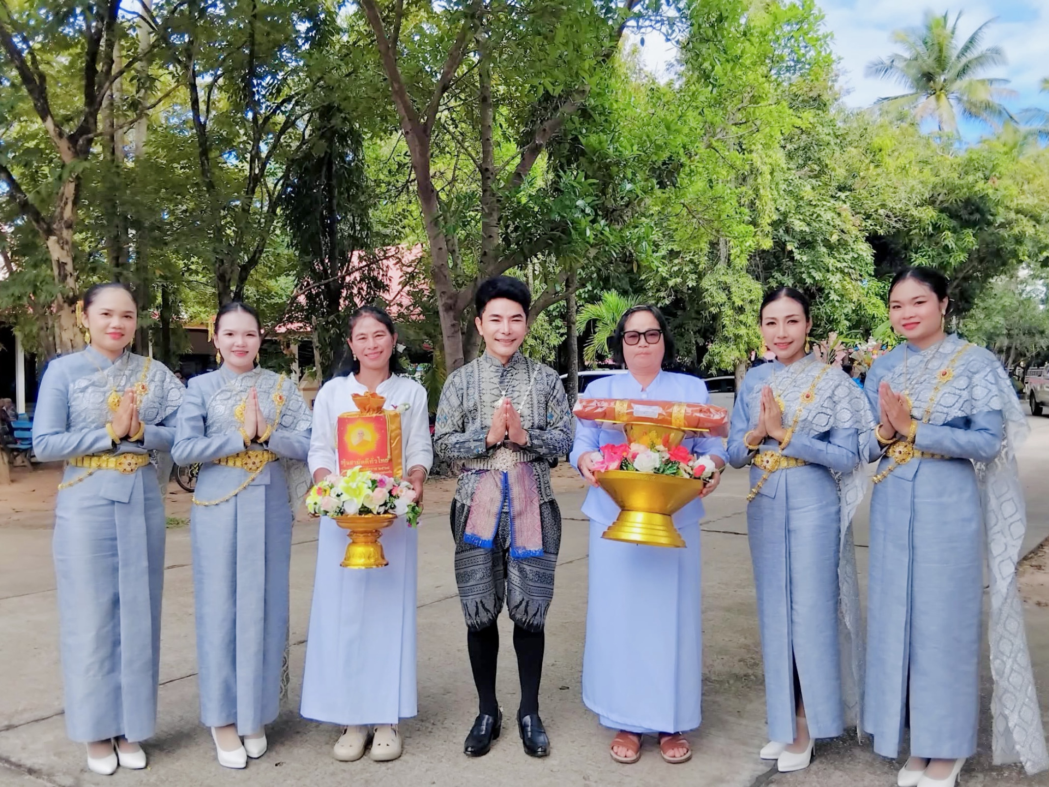 ภาพหมู่ถือพานถวายปัจจัยวัดห้วยขะยุง