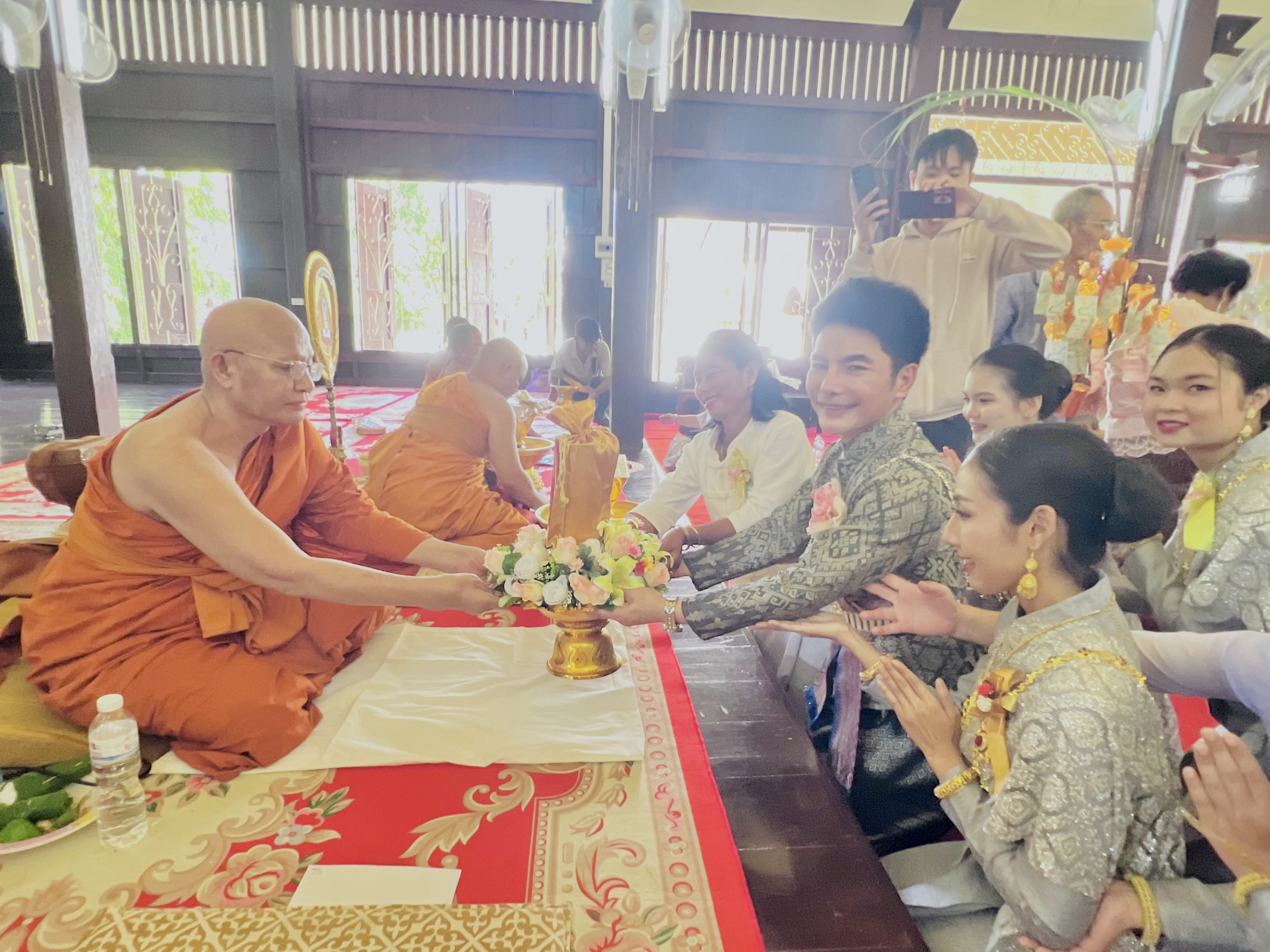 ภาพร่วมพิธีกรรมวัดห้วยขะยุง