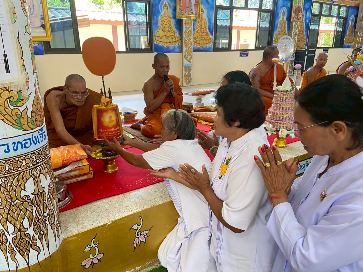 ภาพการถวายปัจจัยวัดสว่างศิริสำราญ