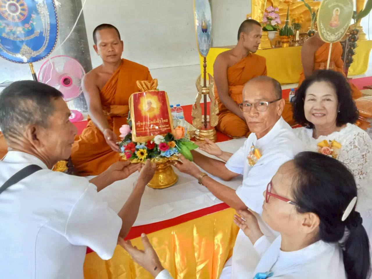 ภาพการถวายปัจจัยวัดสวนอ้อย