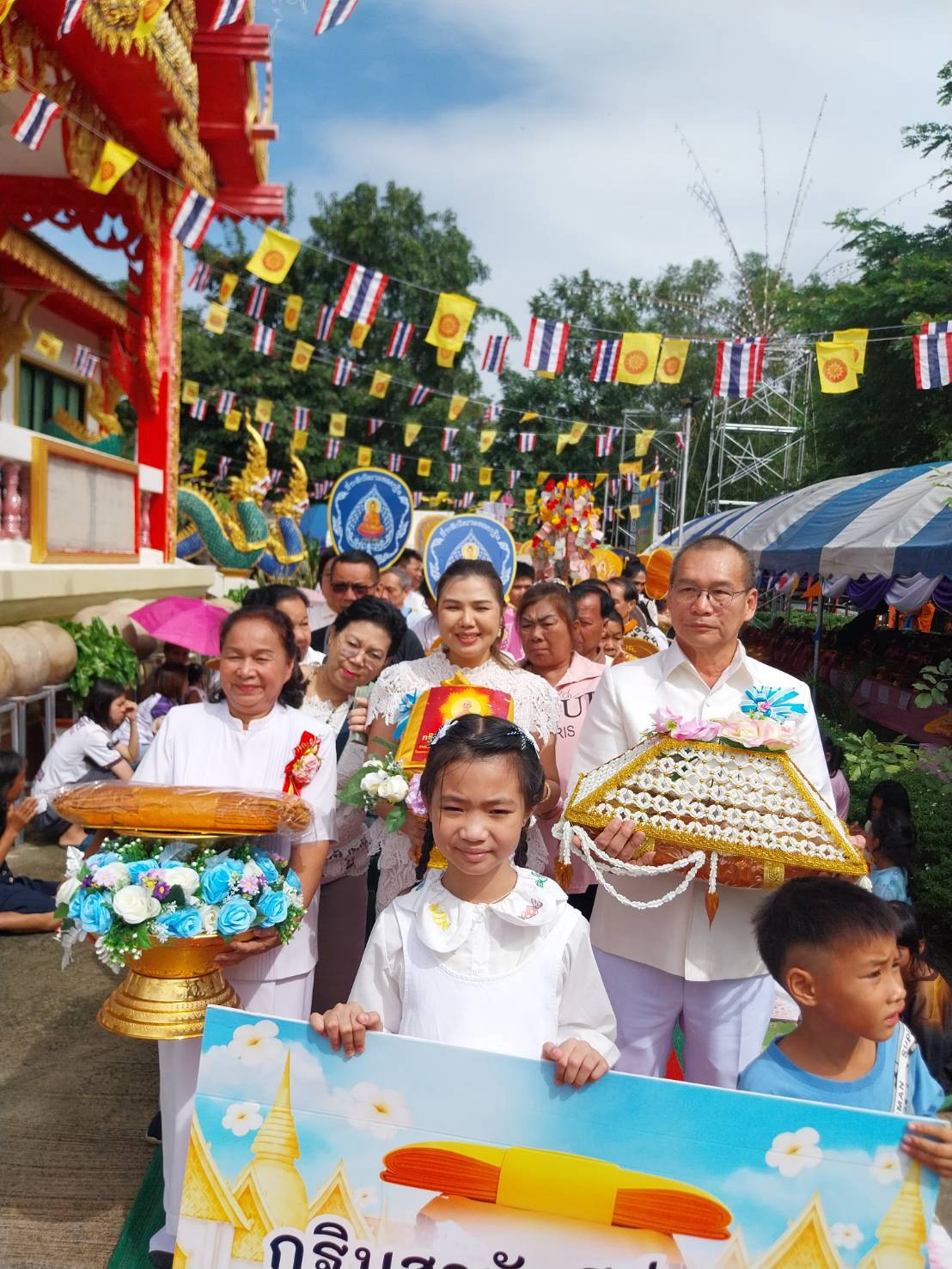 ภาพหมู่ถือพานถวายปัจจัยวัดใหม่พรหมนิมิต