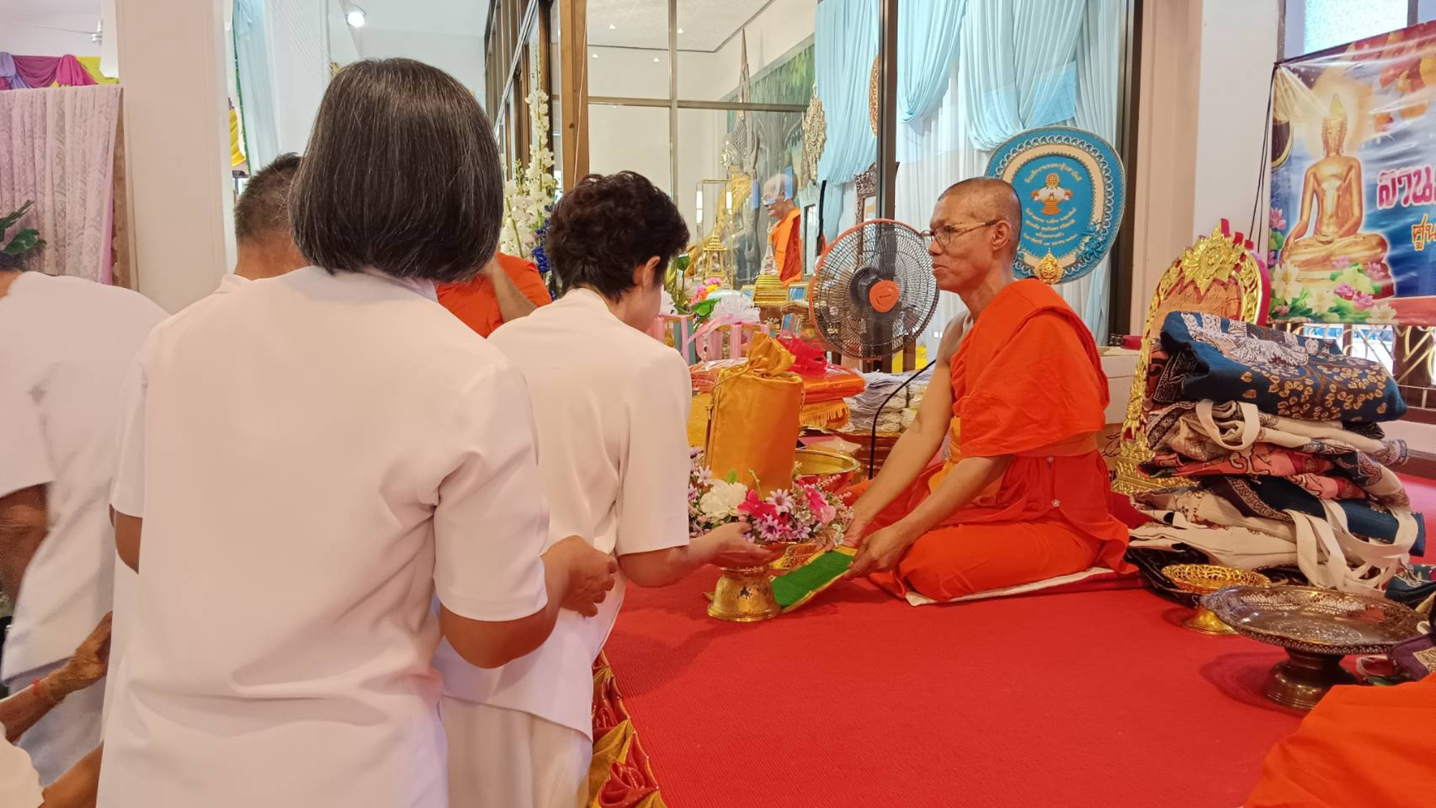 ภาพการถวายปัจจัยวัดท้ายตลาด