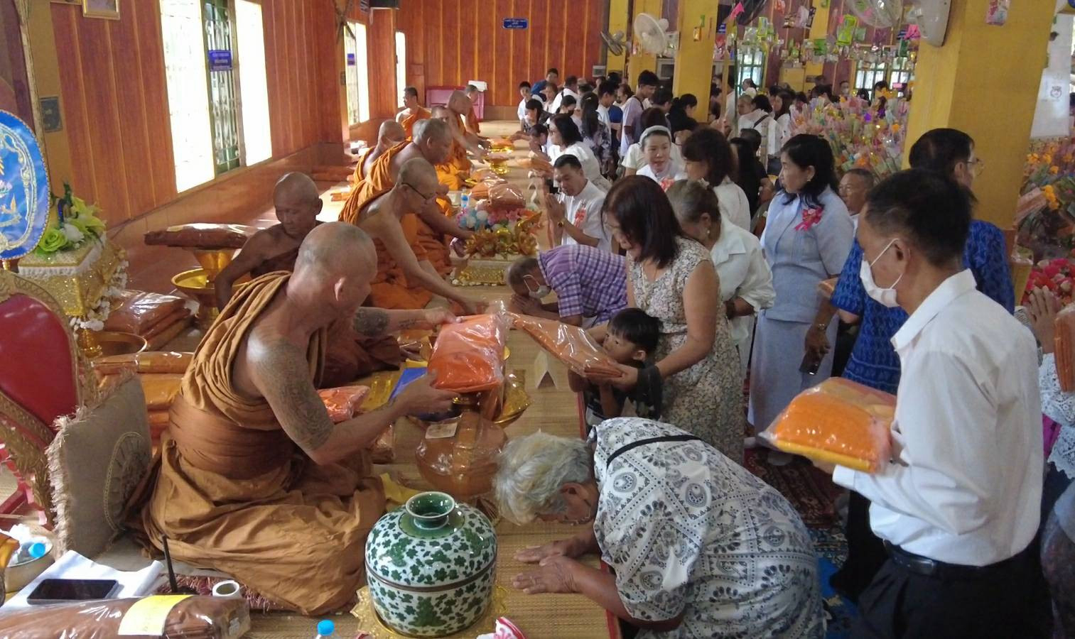 ภาพหมู่ถือพานถวายปัจจัยที่พักสงฆ์หนองสองห้อง