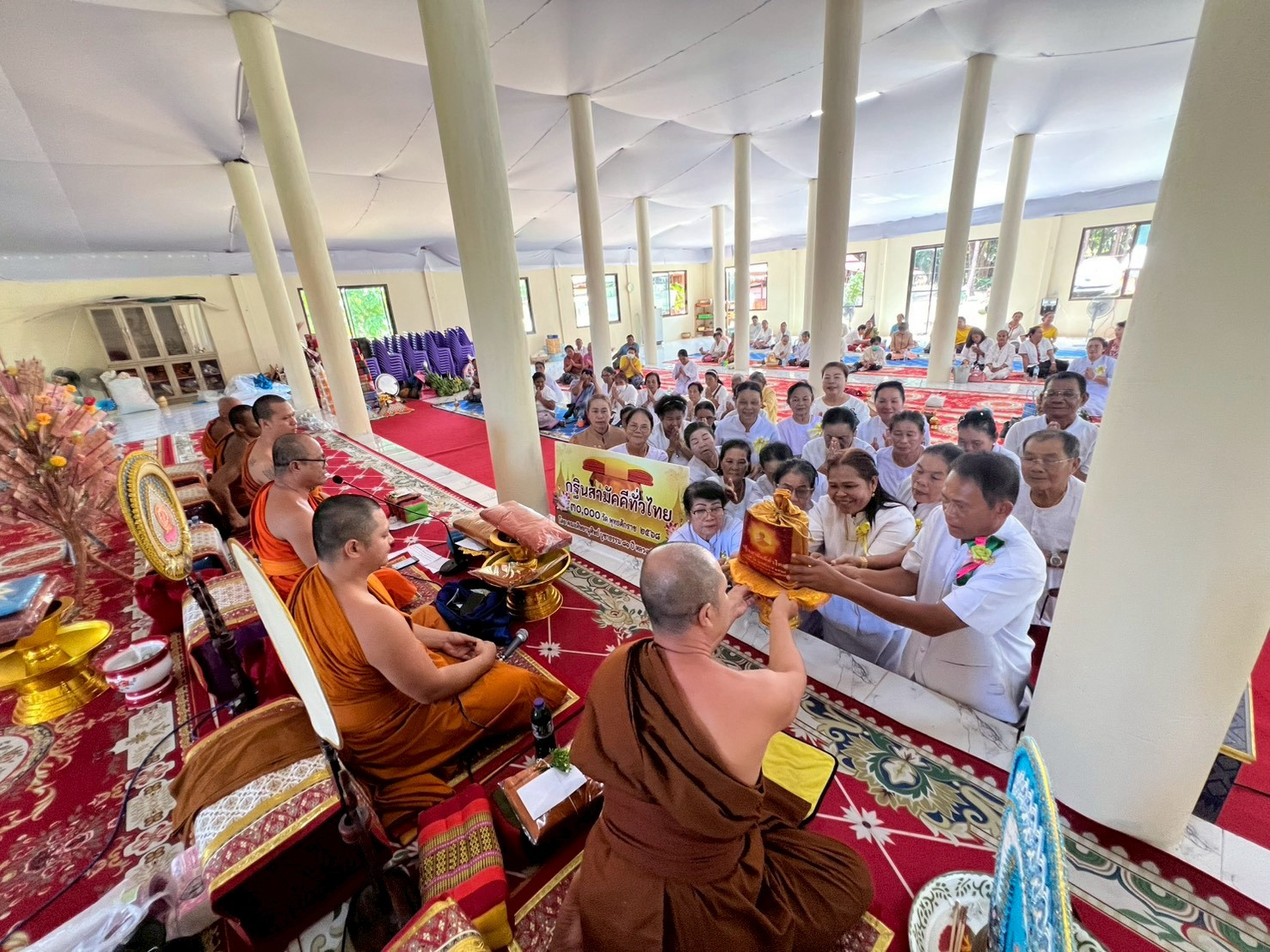 ภาพการถวายปัจจัยวัดบ้านโนนเที่ยง