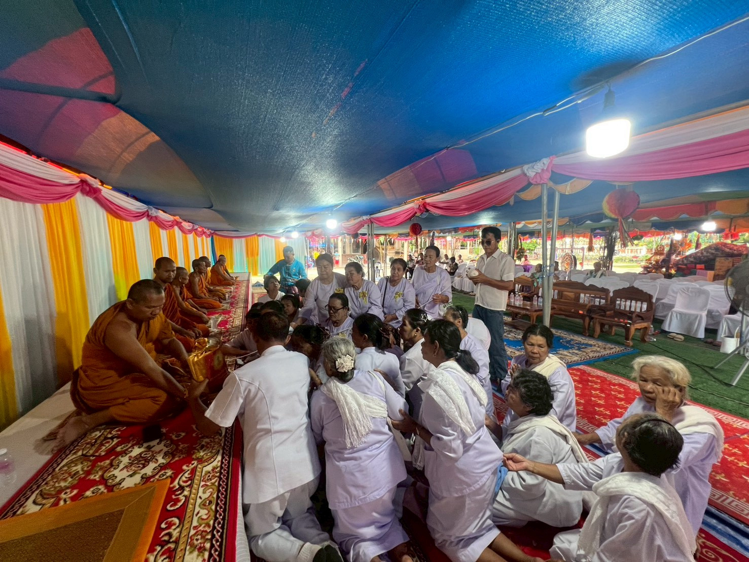 ภาพการถวายปัจจัยวัดวิเศษชัยศรีหลักเหลี่ยม