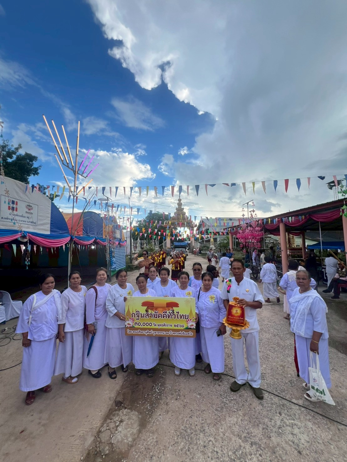 ภาพร่วมขบวนกฐินวัดวิเศษชัยศรีหลักเหลี่ยม