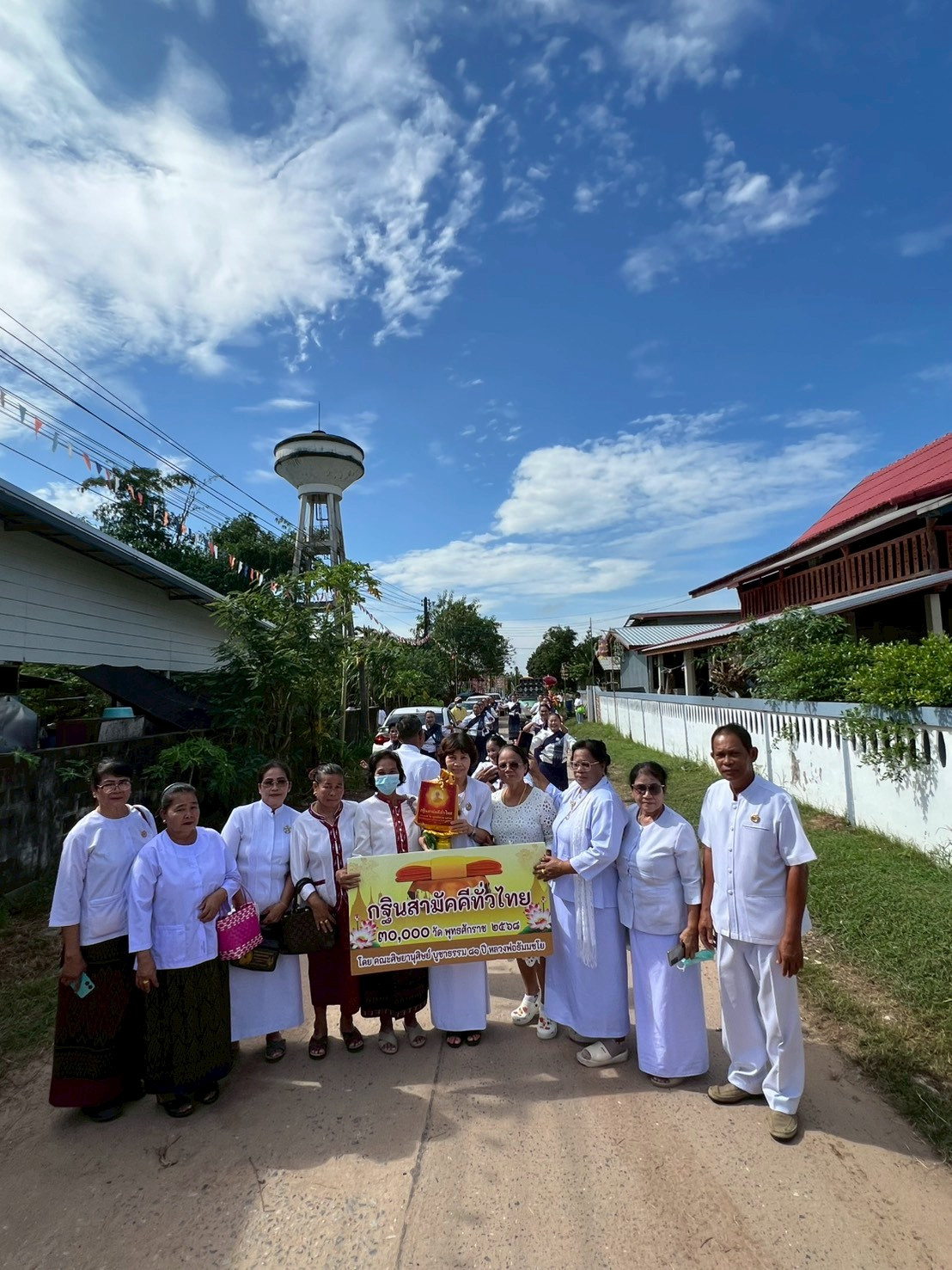 ภาพหมู่ถือพานถวายปัจจัยวัดบ้านหนองหญ้าปล้อง