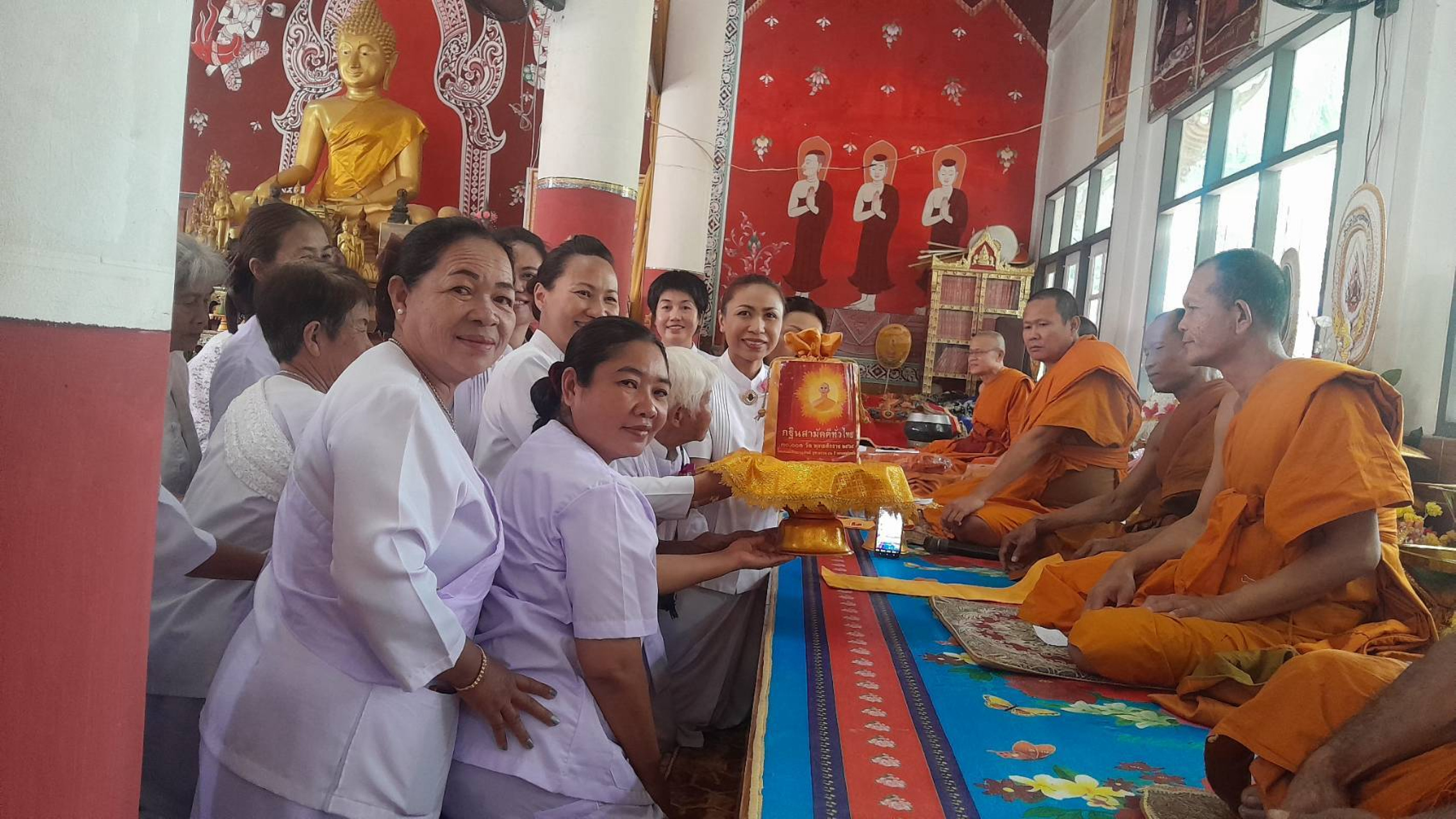 ภาพการถวายปัจจัยวัดสระเกษ