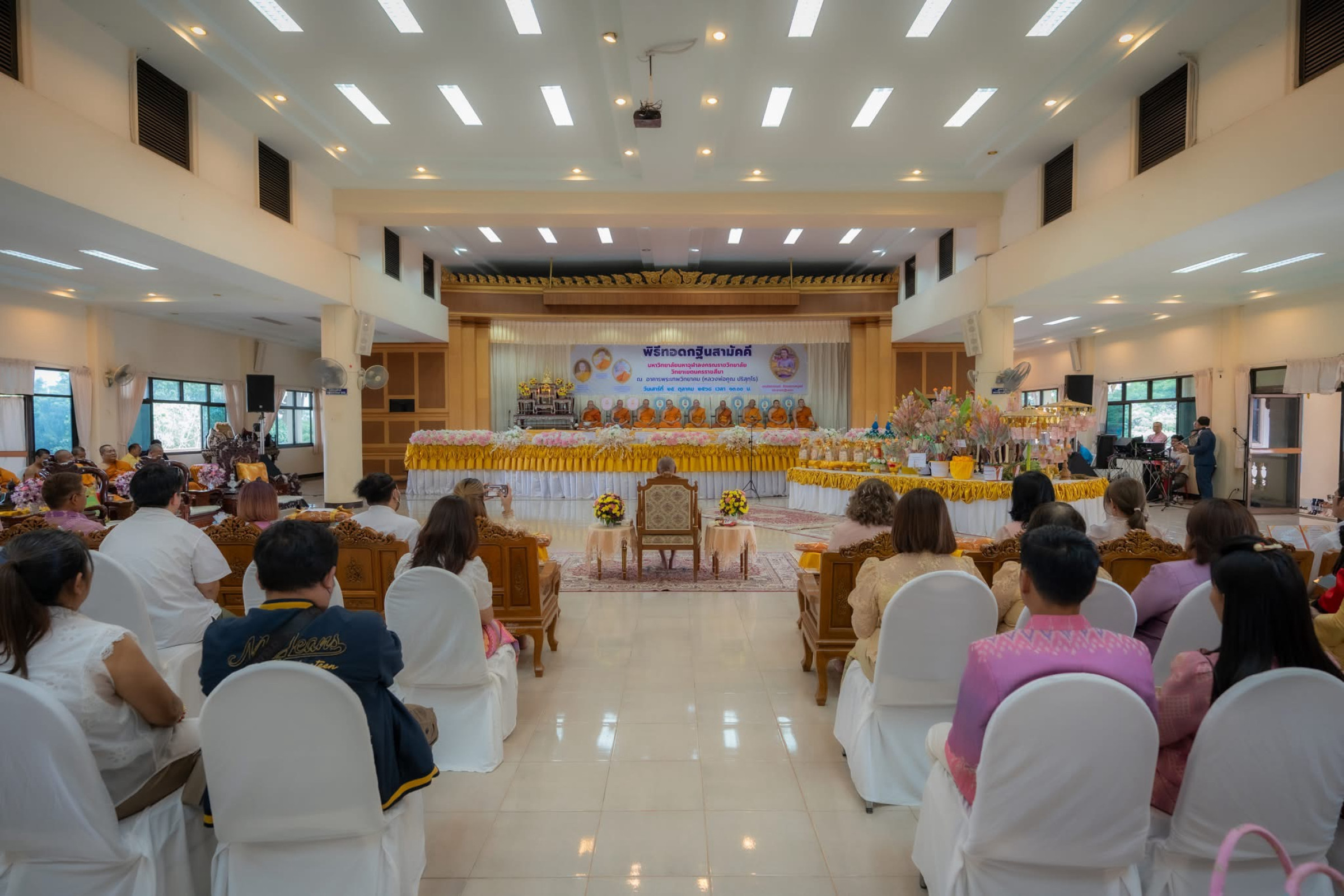 ภาพร่วมพิธีกรรมมหาวิทยาลัยมหาจุฬาลงกรณราชวิทยาลัย วิทยาเขตนครราชสีมา