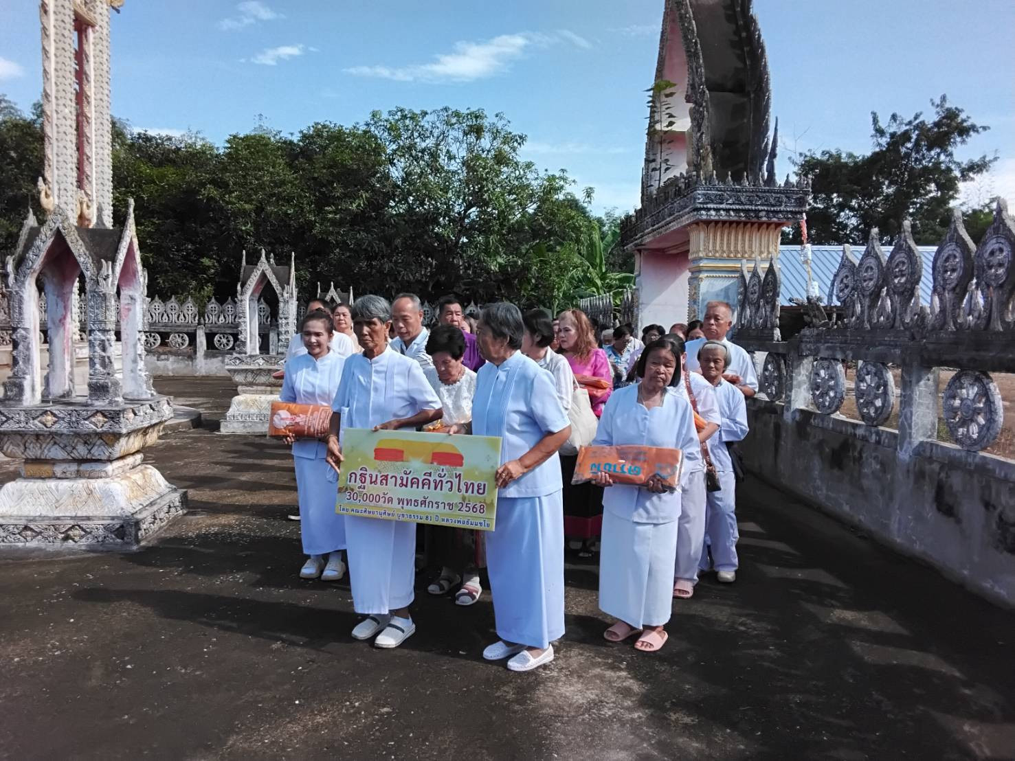 ภาพร่วมขบวนกฐินวัดป่าไพศาล