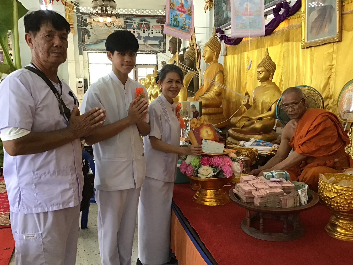 ภาพการถวายปัจจัยวัดเขาปู่คง