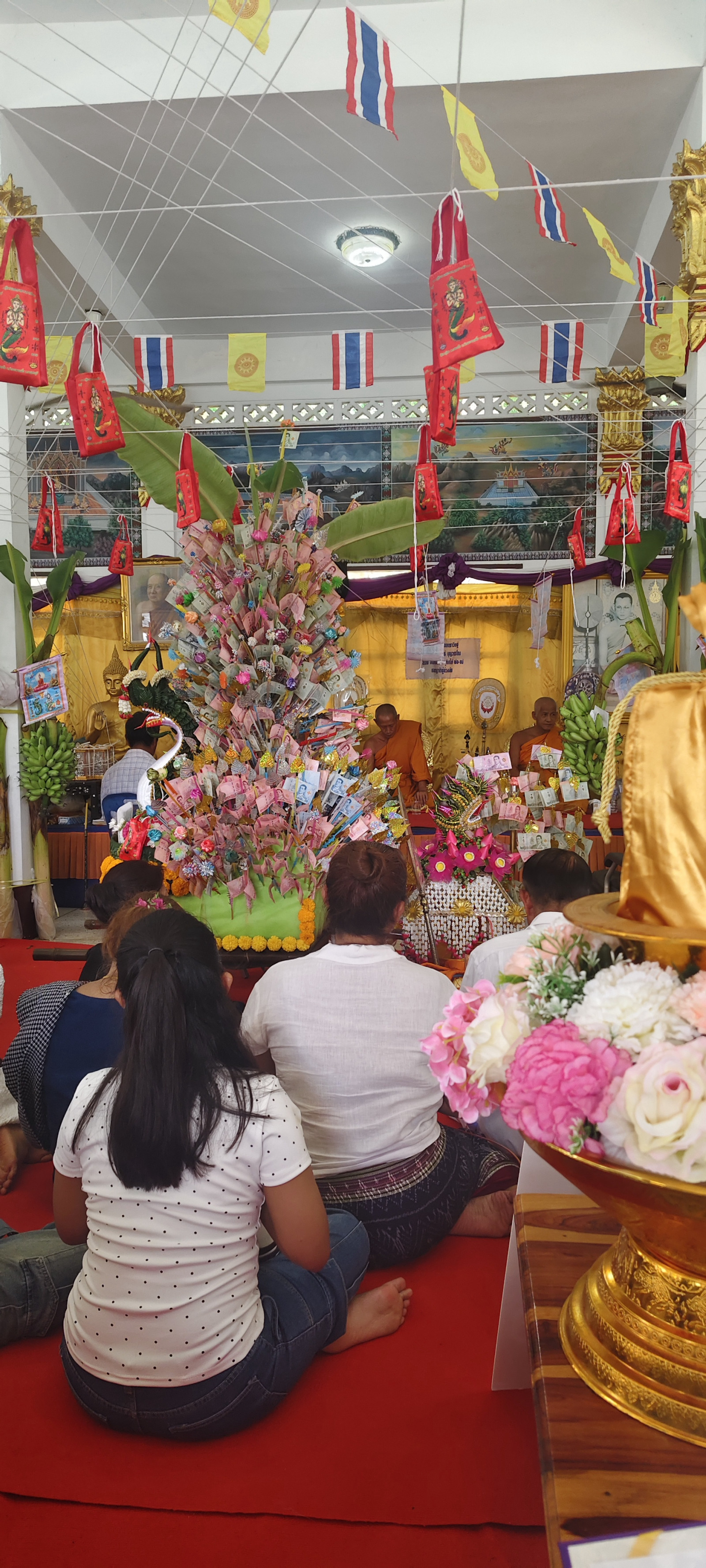 ภาพหมู่ถือพานถวายปัจจัยวัดเขาปู่คง