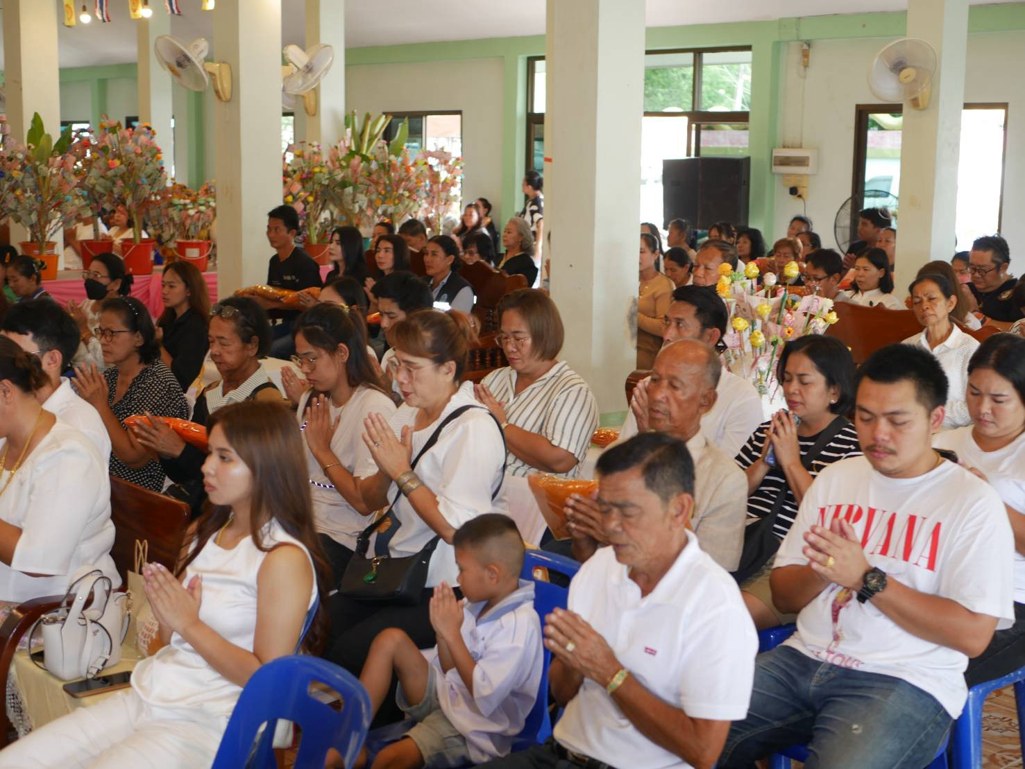 ภาพหมู่ถือพานถวายปัจจัยวัดท่าพุราษฏร์บำรุง