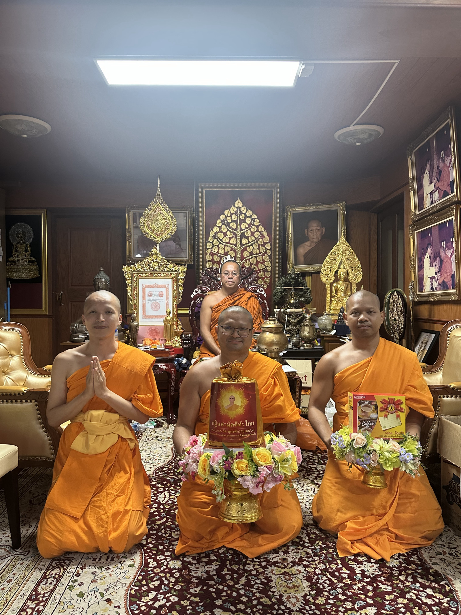 ภาพหมู่ถือพานถวายปัจจัยวัดพระมหาธาตุวรมหาวิหาร