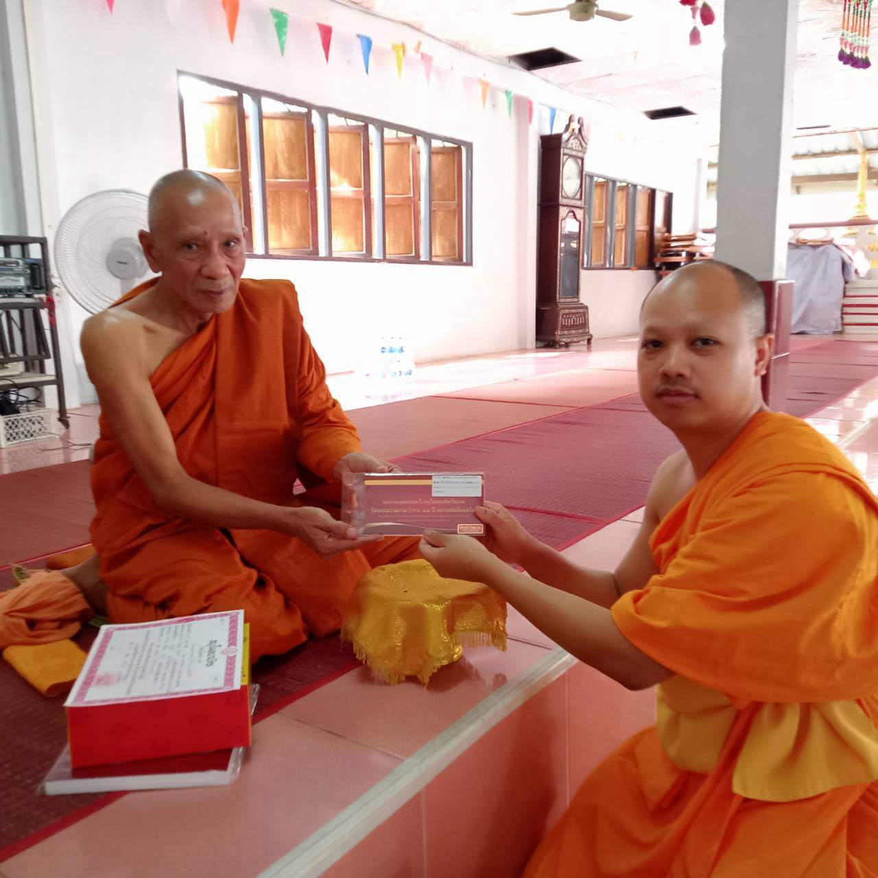 ภาพหมู่ถือพานถวายปัจจัยวัดวิเชียรธรรมาราม