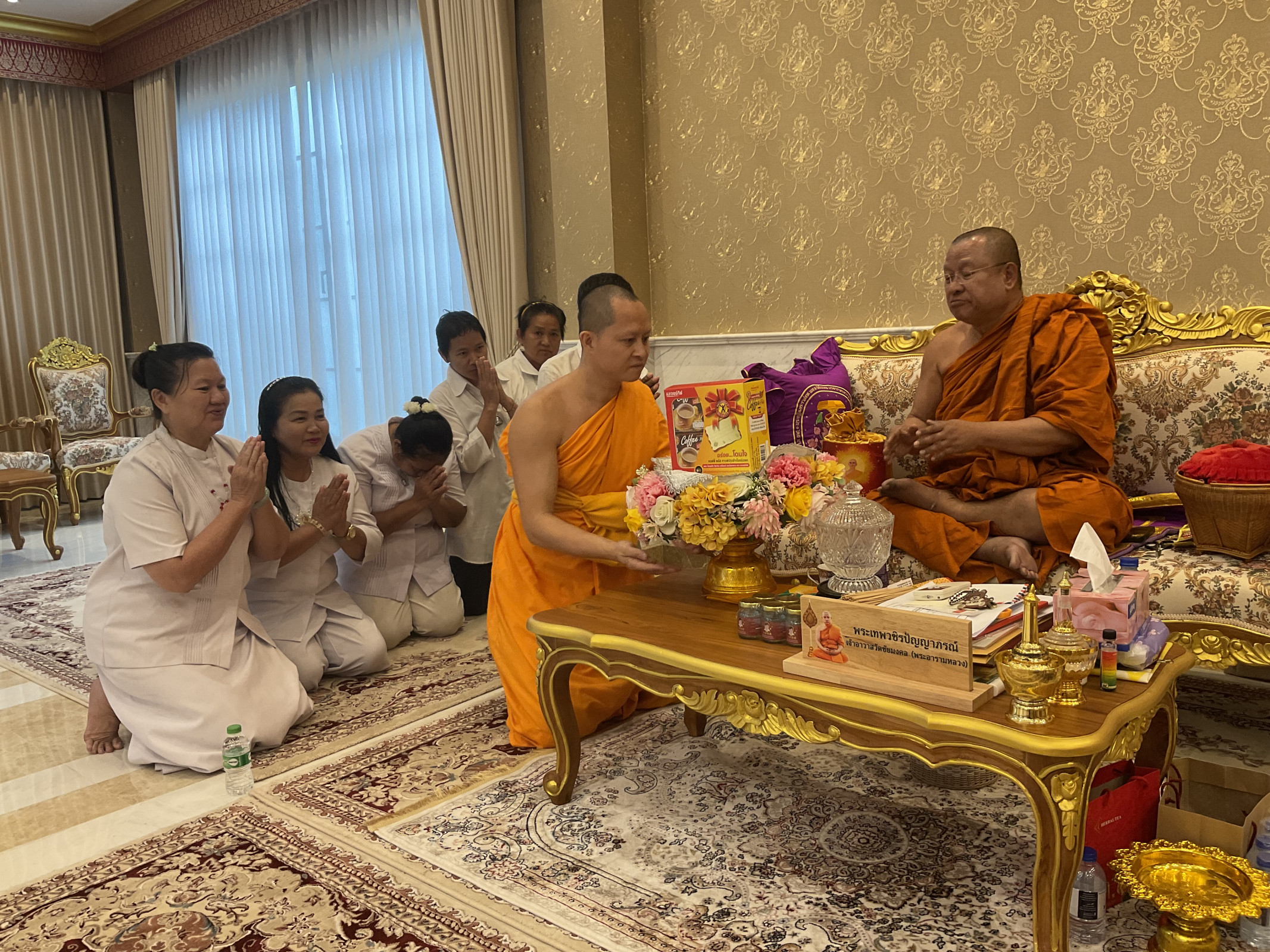 ภาพหมู่ถือพานถวายปัจจัยวัดชัยมงคล