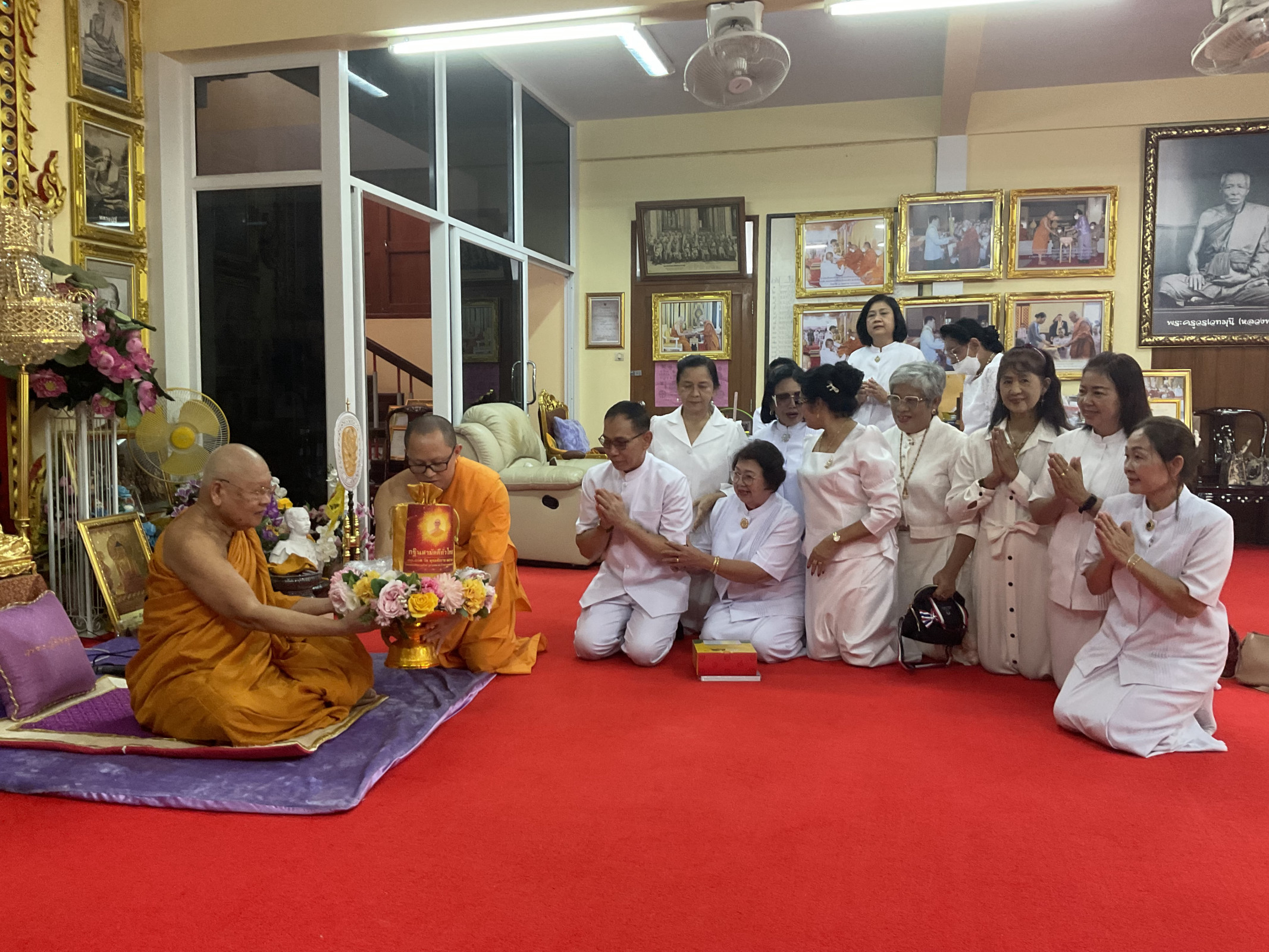 ภาพการถวายปัจจัยวัดสัตหีบ