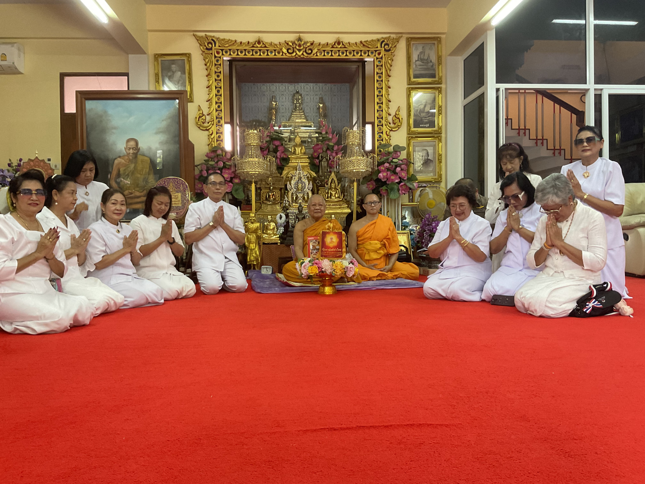 ภาพหมู่ถือพานถวายปัจจัยวัดสัตหีบ