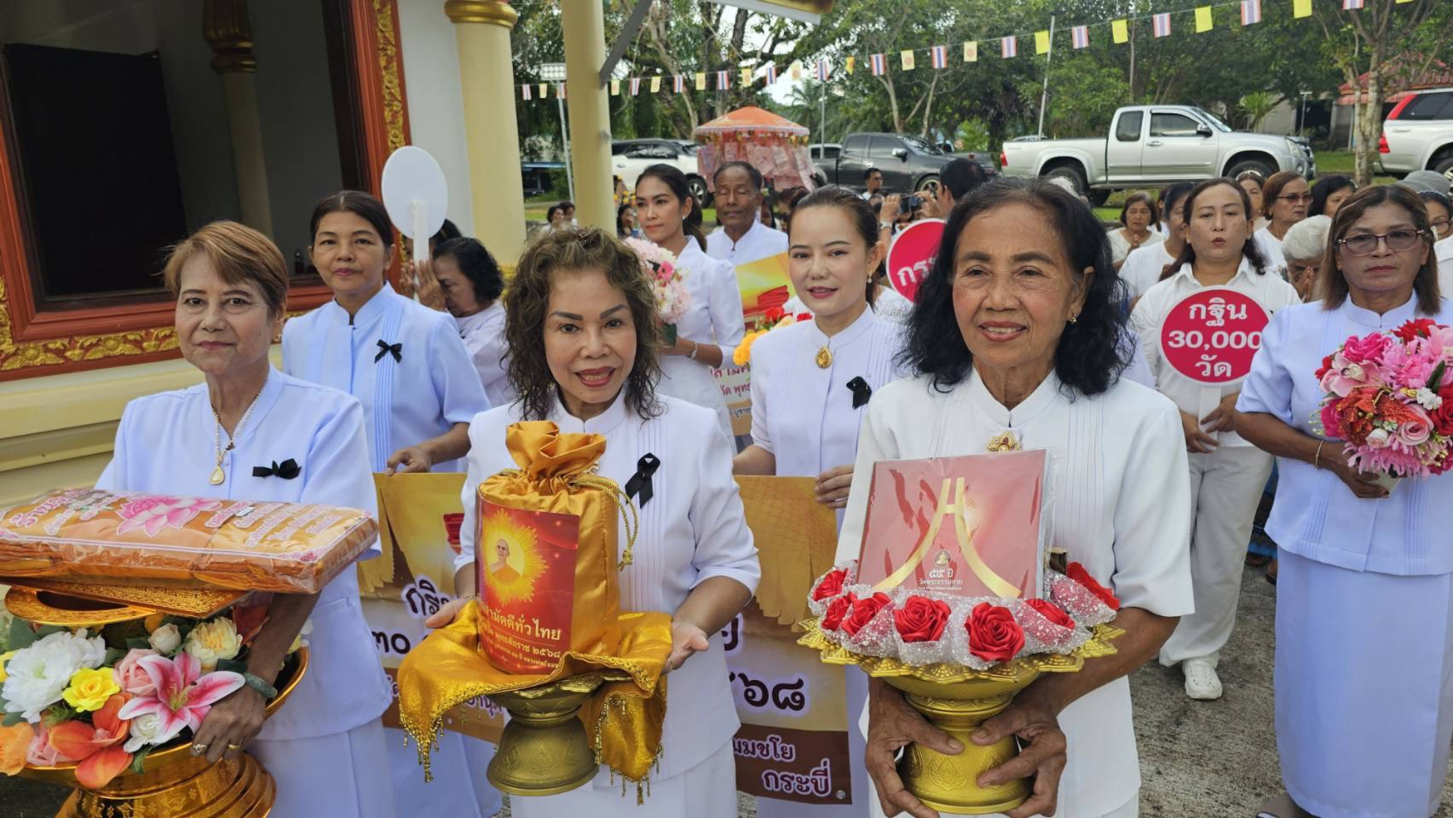 ภาพร่วมขบวนกฐินวัดสถิตโพธาราม