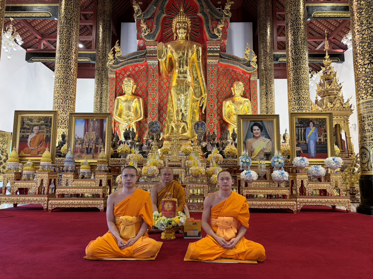 ภาพหมู่ถือพานถวายปัจจัยวัดเจดีย์หลวง