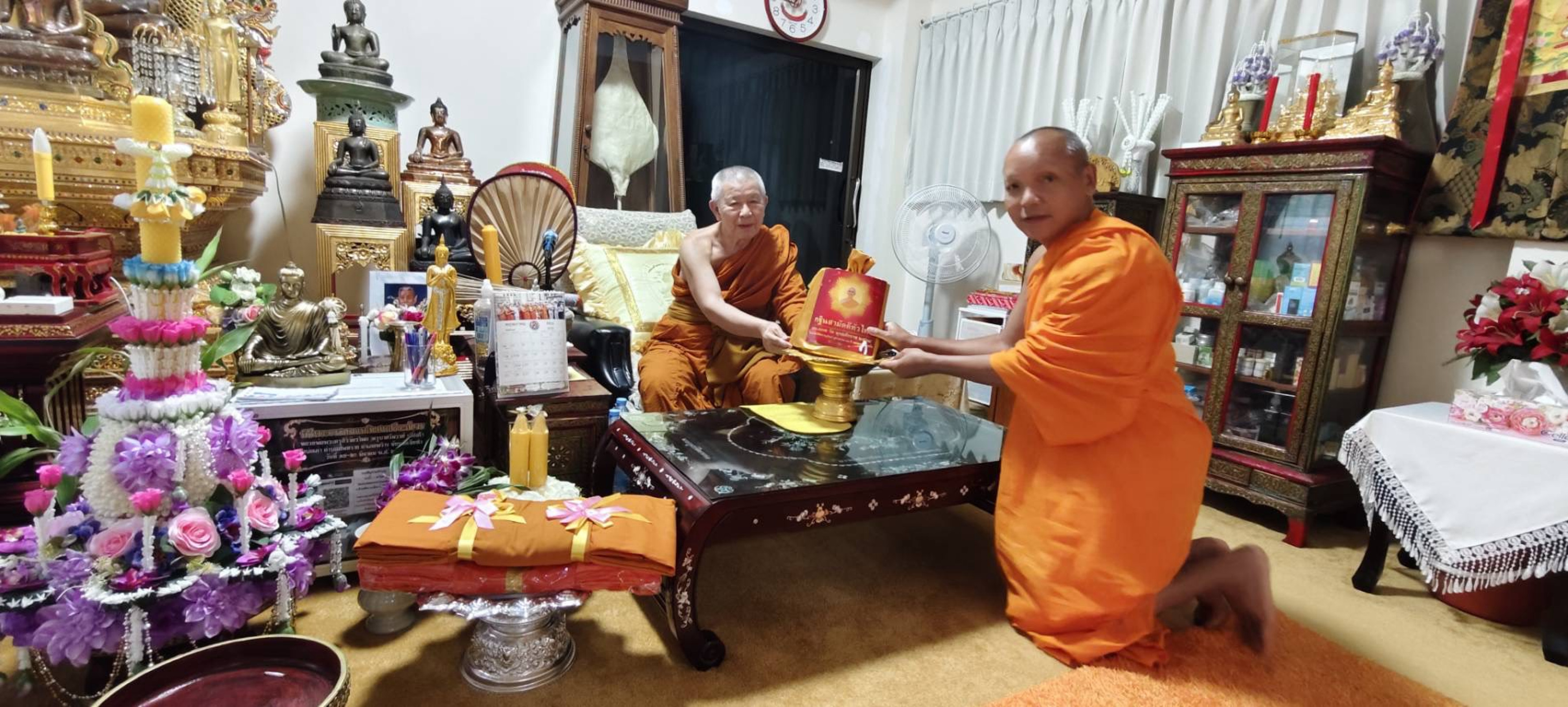 ภาพหมู่ถือพานถวายปัจจัยวัดเจ็ดยอด