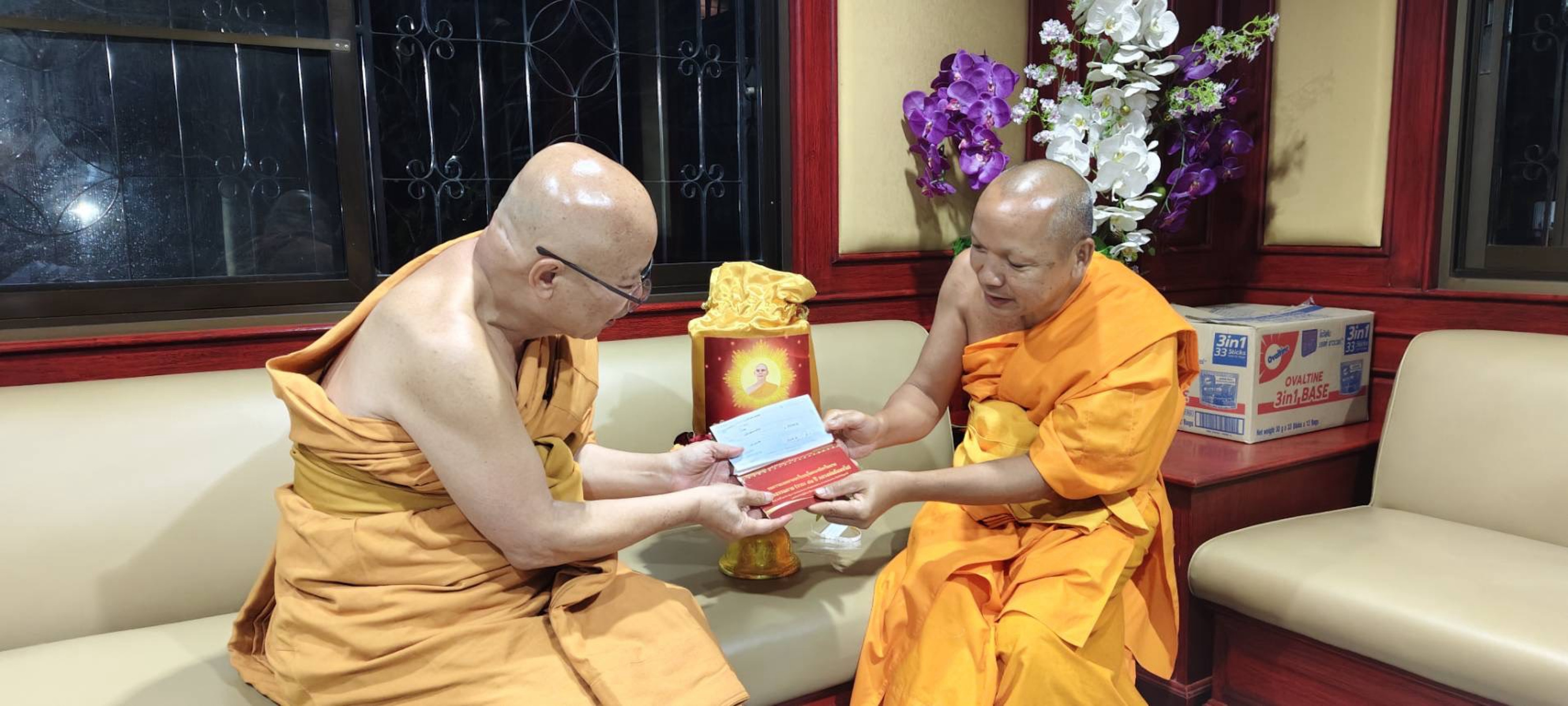 ภาพหมู่ถือพานถวายปัจจัยวัดพระธาตุศรีจอมทอง