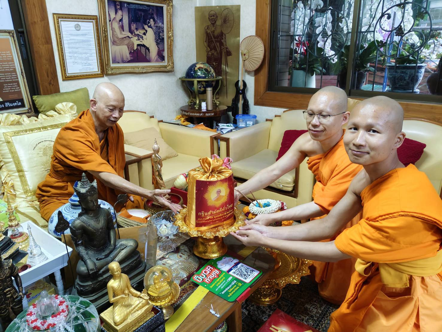 ภาพหมู่ถือพานถวายปัจจัยวัดพระธาตุดอยสุเทพราชวรวิหาร