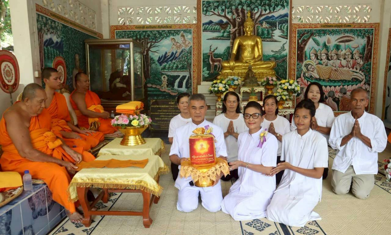 ภาพหมู่ถือพานถวายปัจจัยสำนักปฏิบัติธรรมบ่อน้ำพระฤาษี