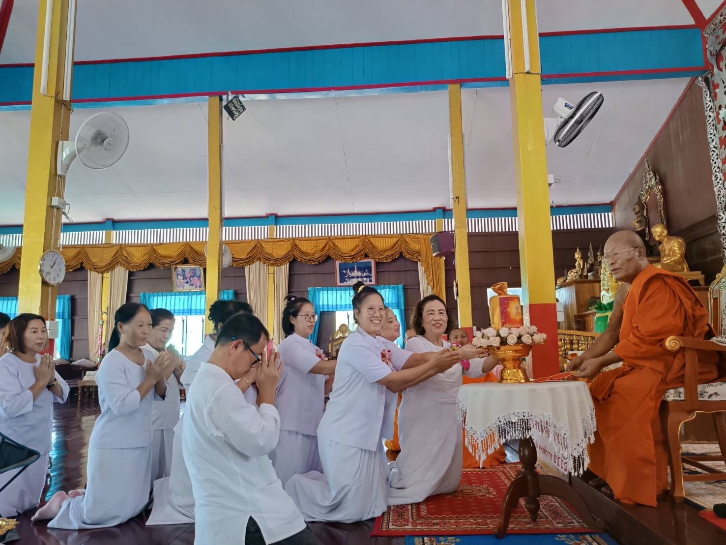 ภาพการถวายปัจจัยวัดจองคำ